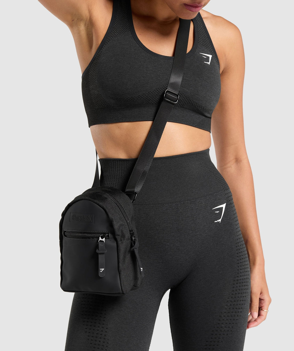 gymshark-everyday-crossbody-bag-black-ss23