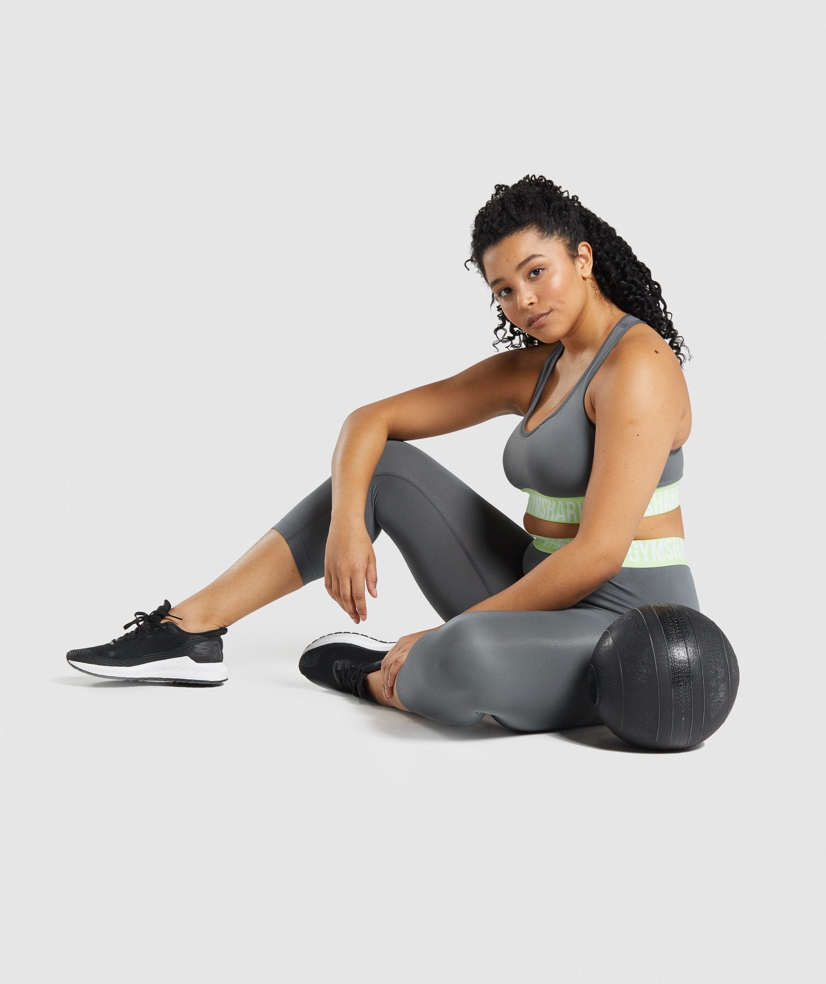 gymshark-fit-seamless-sports-bra-charcoal