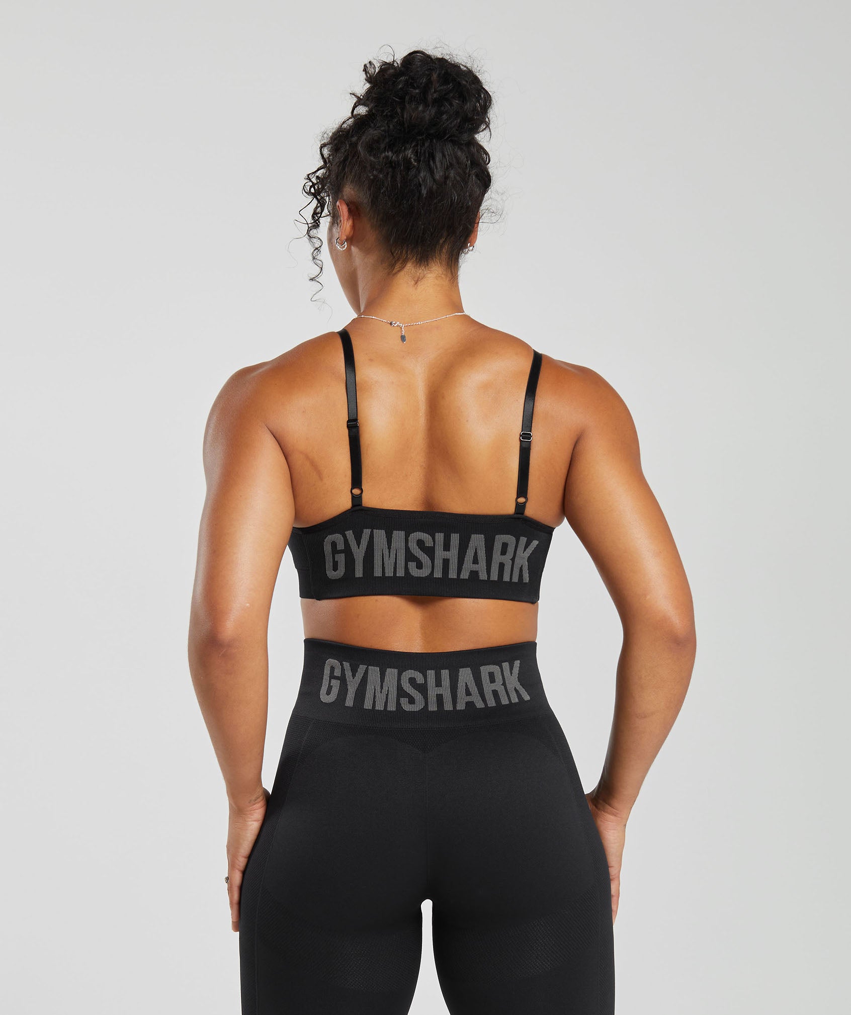 gymshark-flex-strappy-sports-bra-black-aw22