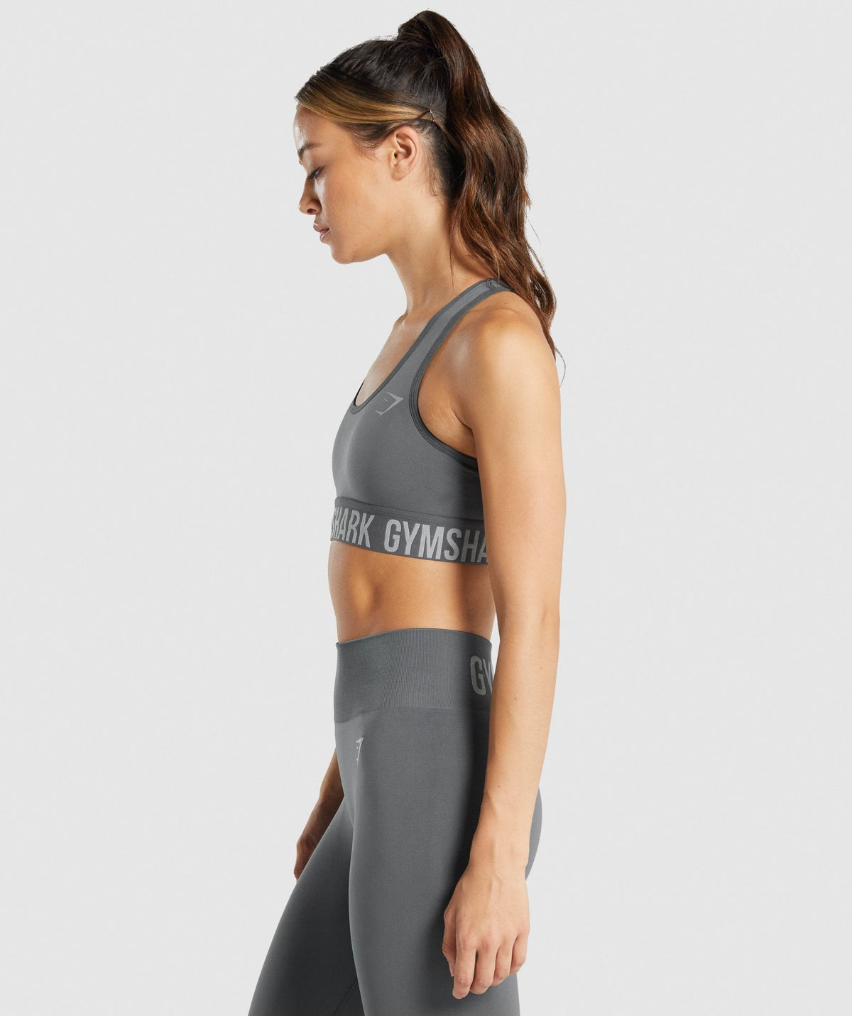 gymshark-fit-seamless-sports-bra-charcoal-aw21