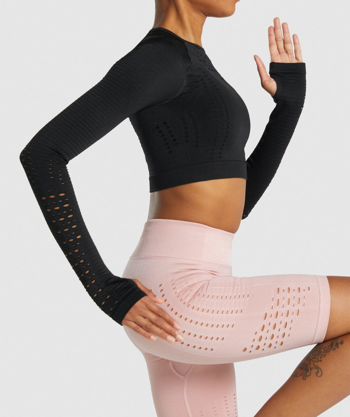 gymshark-glow-long-sleeve-seamless-crop-top-black-aw21