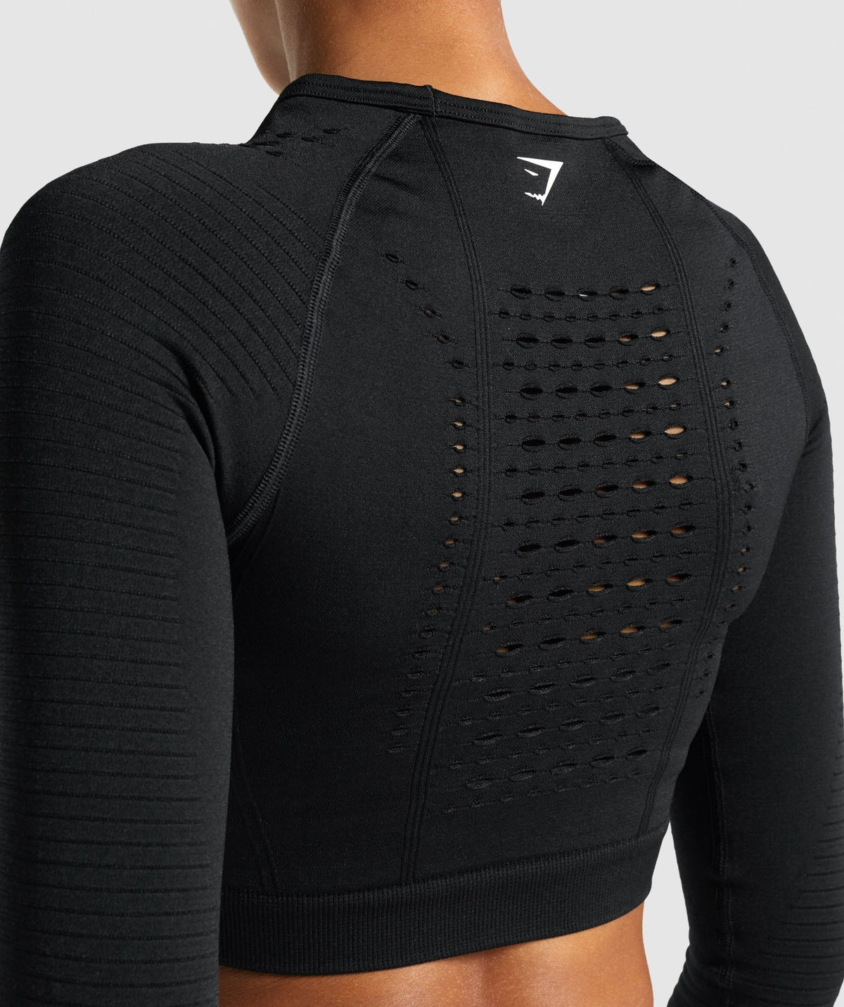gymshark-glow-long-sleeve-seamless-crop-top-black-aw21