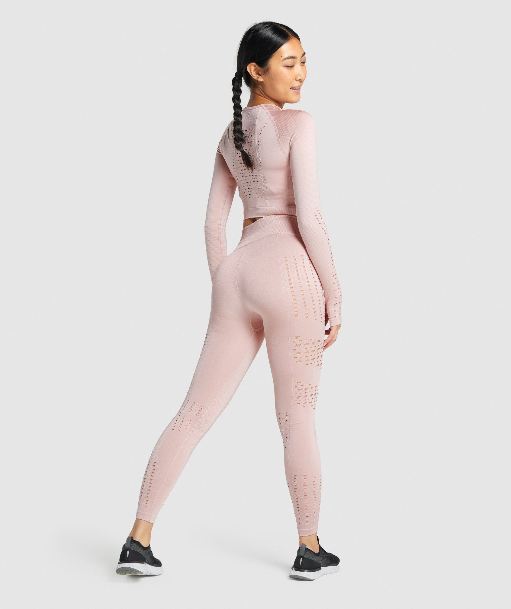 gymshark-glow-long-sleeve-seamless-crop-top-light-pink-aw21