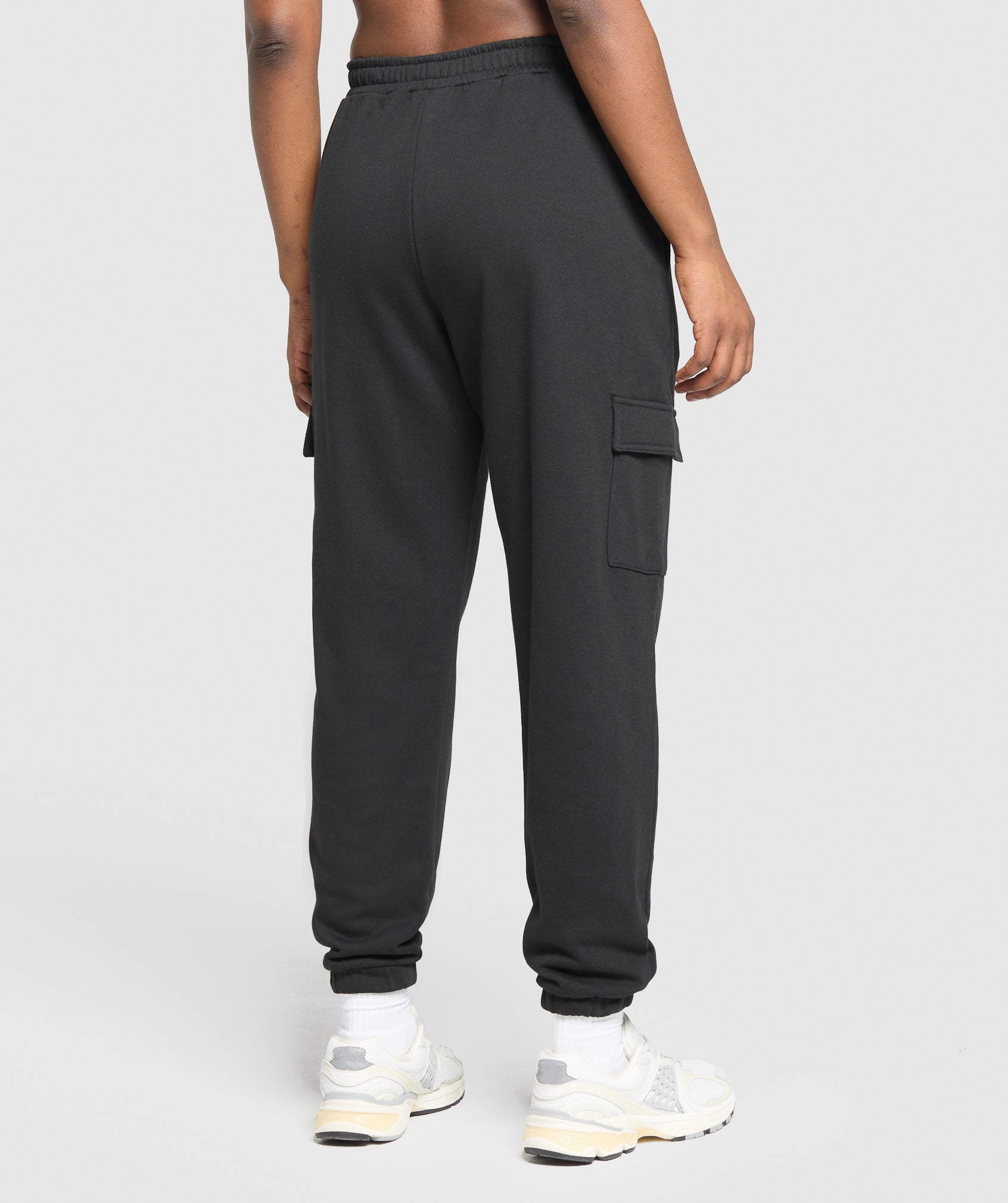 gymshark-fleece-cargo-joggers-black-ss25