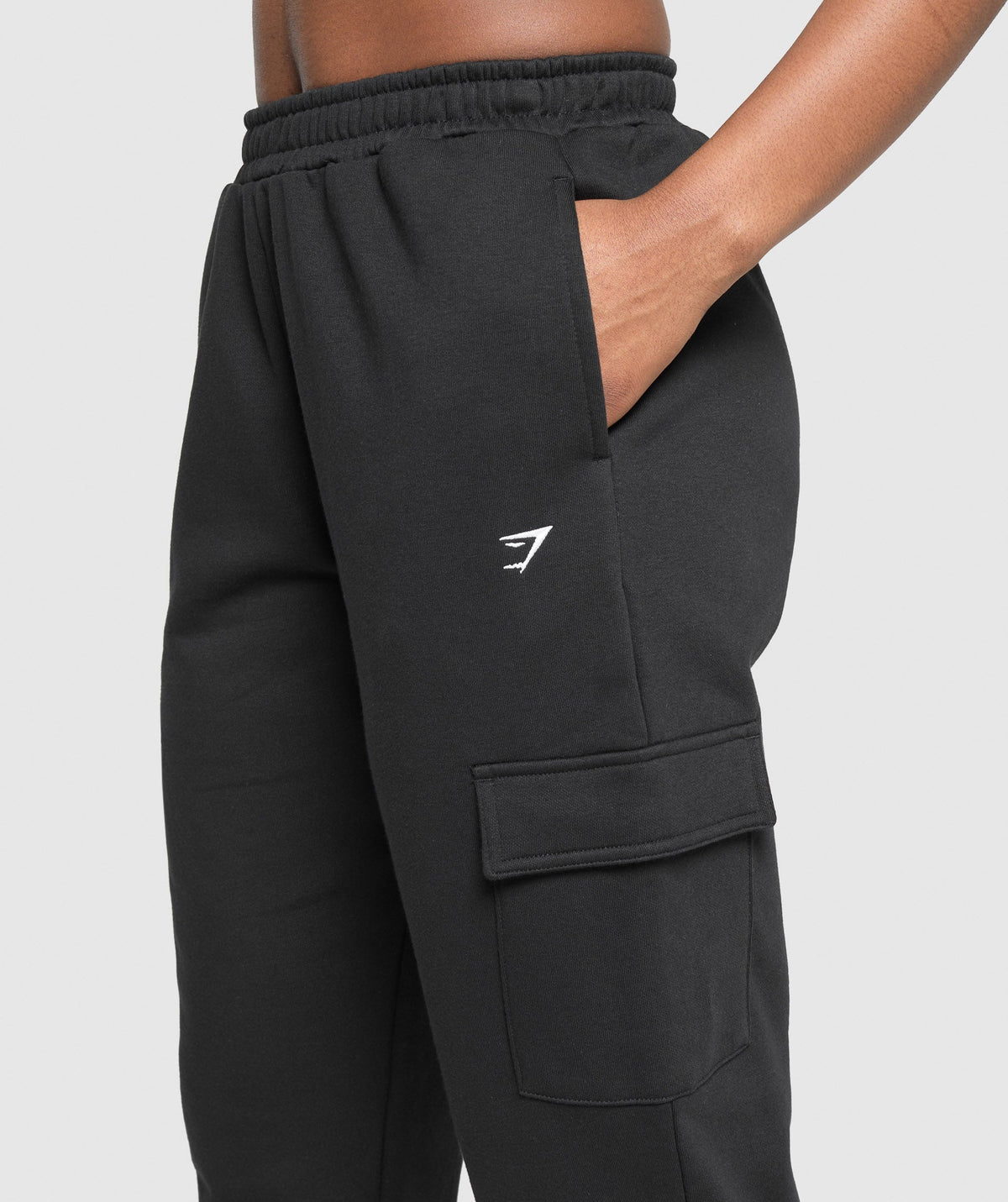 gymshark-fleece-cargo-joggers-black-ss25