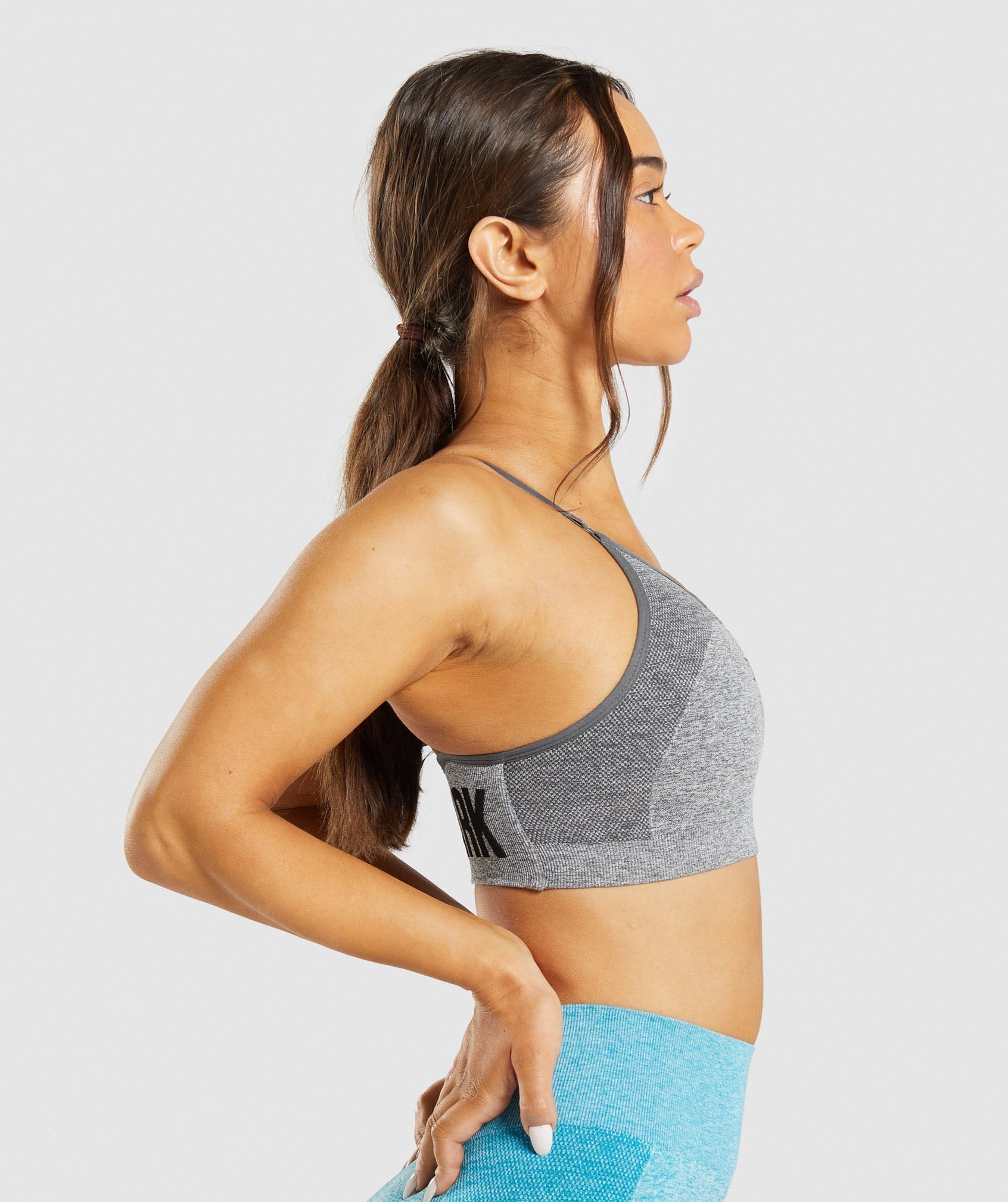 gymshark-flex-strappy-sports-bra-charcoal-aw23grey-marl