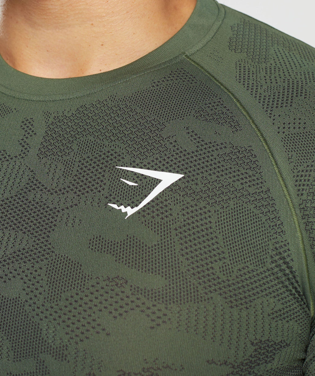 gymshark-geo-seamless-t-shirt-core-olive-black-ss22