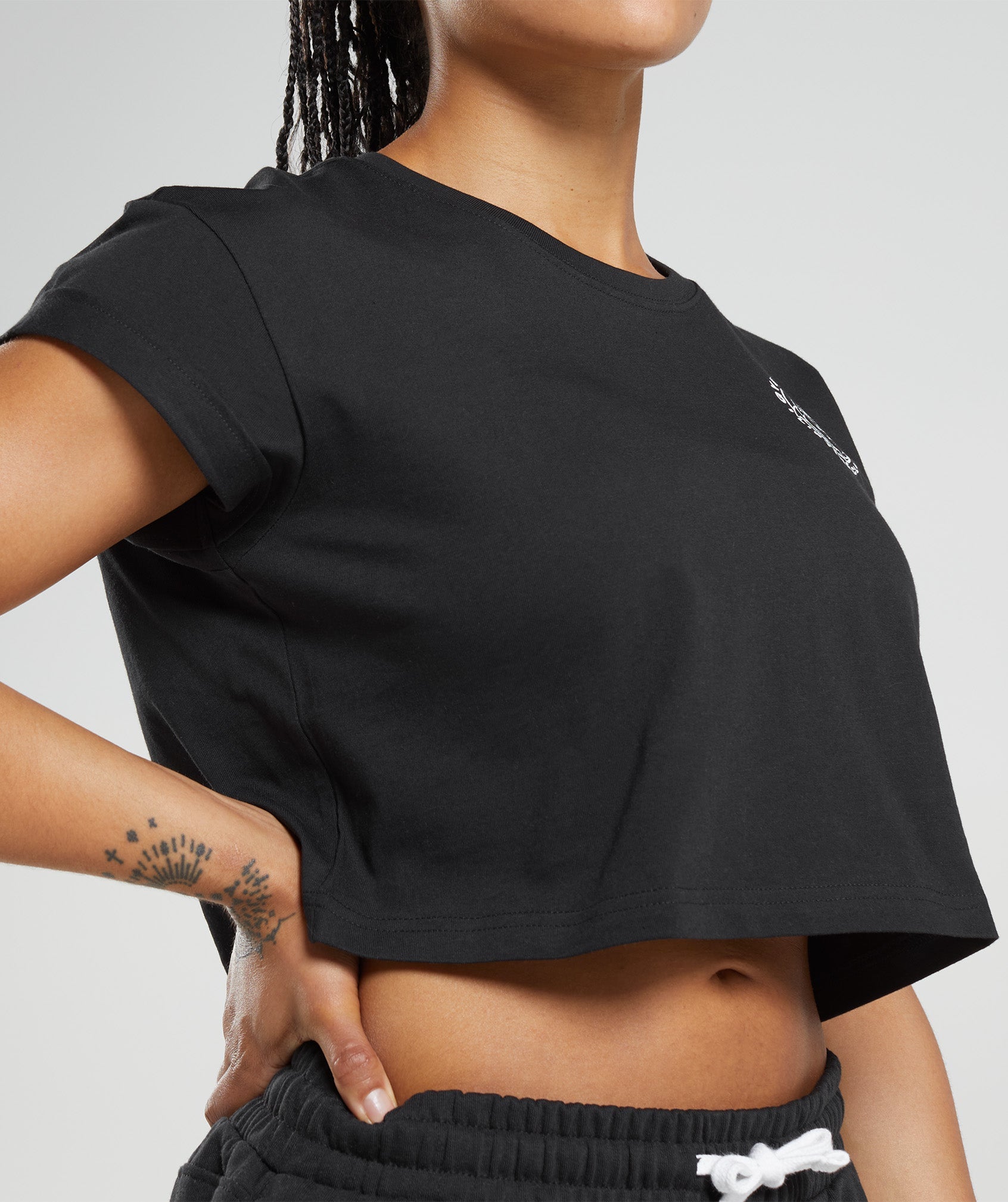 gymshark-legacy-crop-top-black-ss22