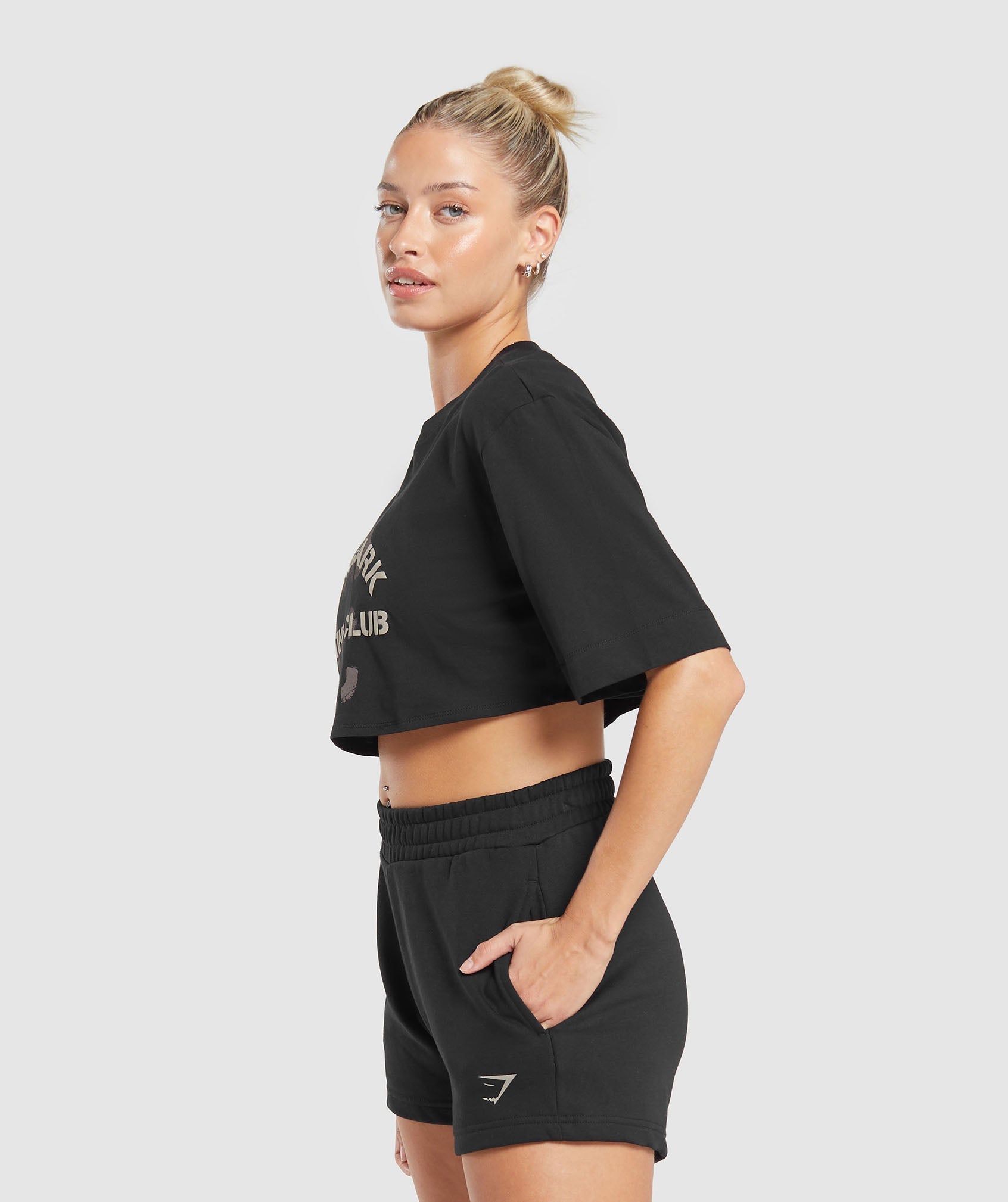 gymshark-built-crop-top-black-aw23