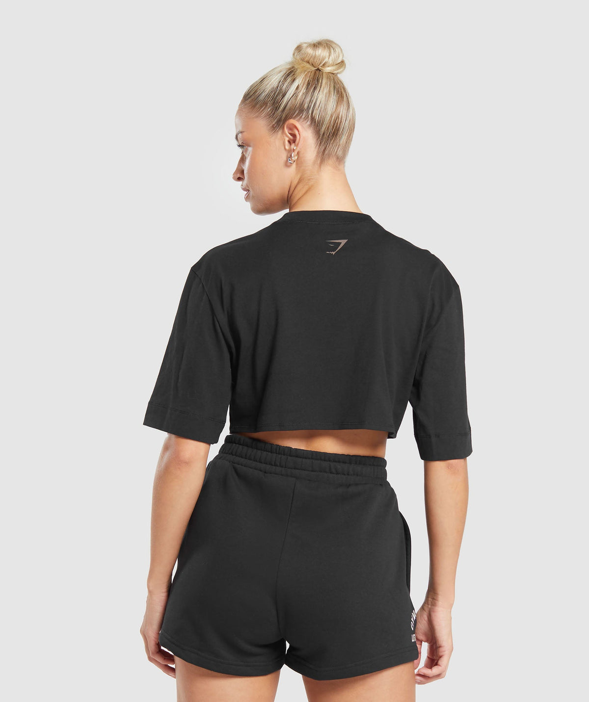 gymshark-built-crop-top-black-aw23