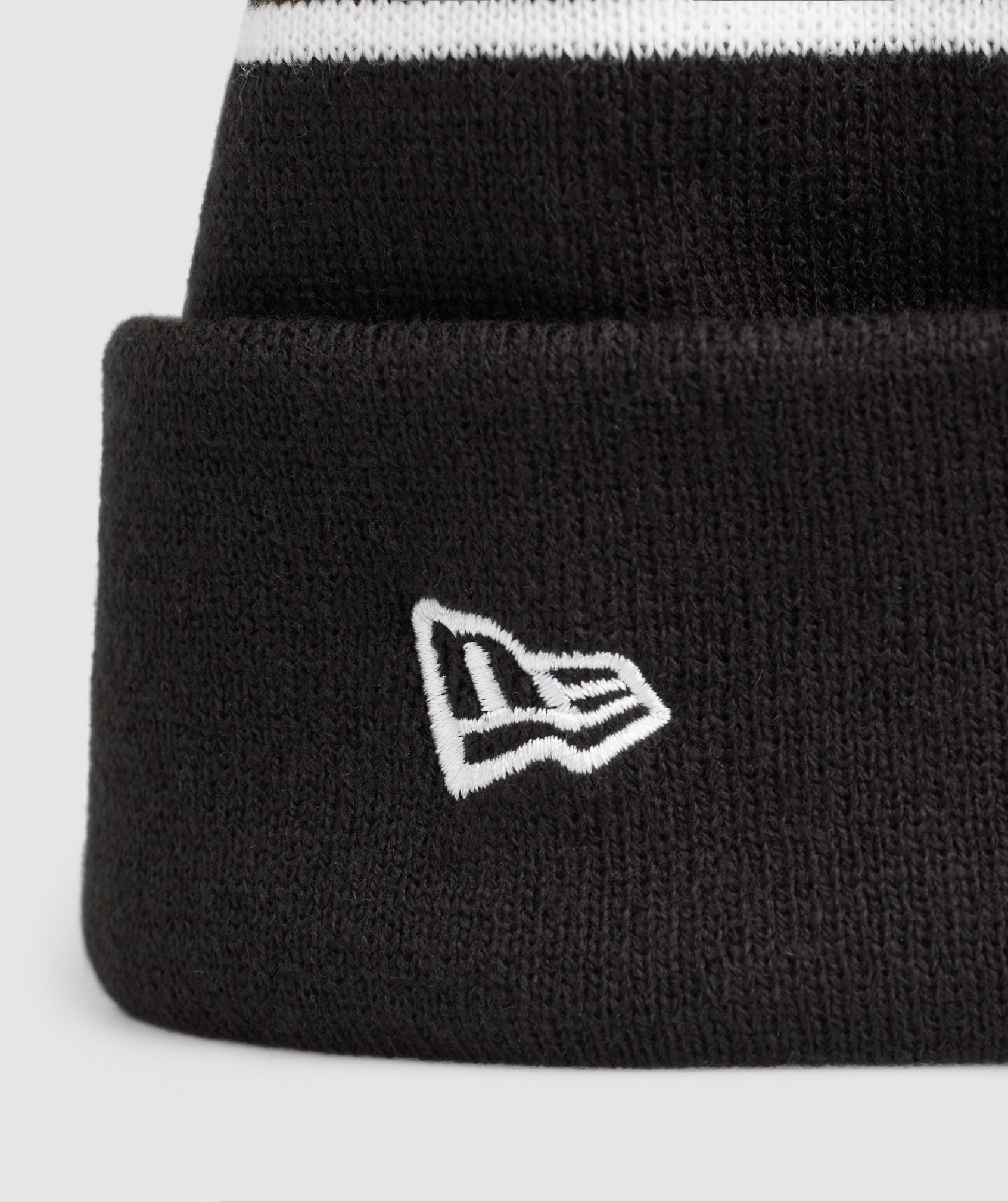 gymshark-new-era-tab-beanie-black-aw21