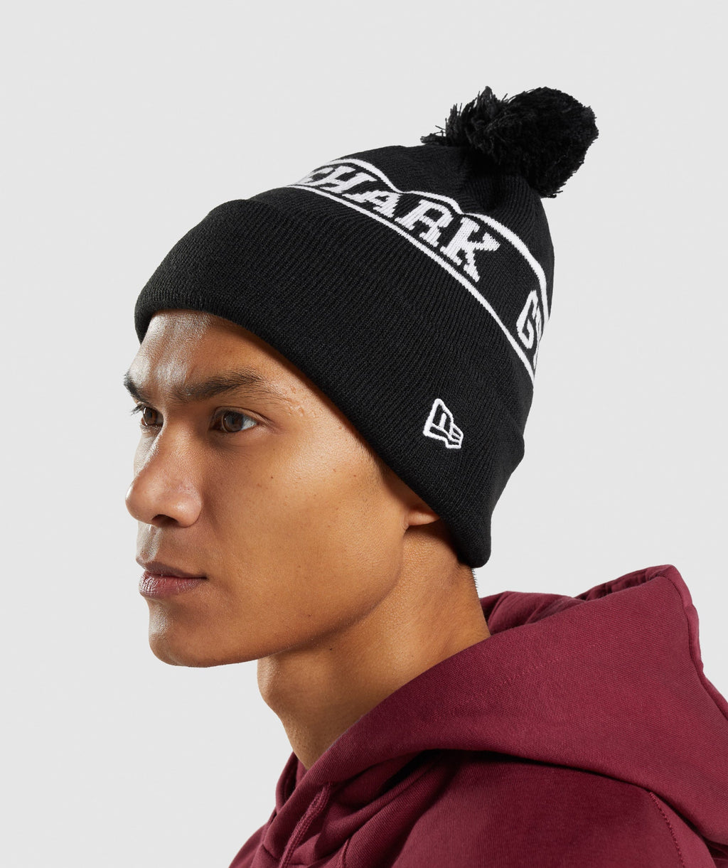 gymshark-new-era-tab-beanie-black-aw21