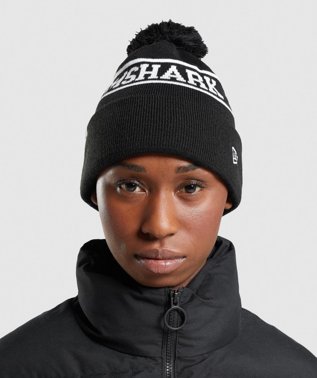 gymshark-new-era-tab-beanie-black-aw21