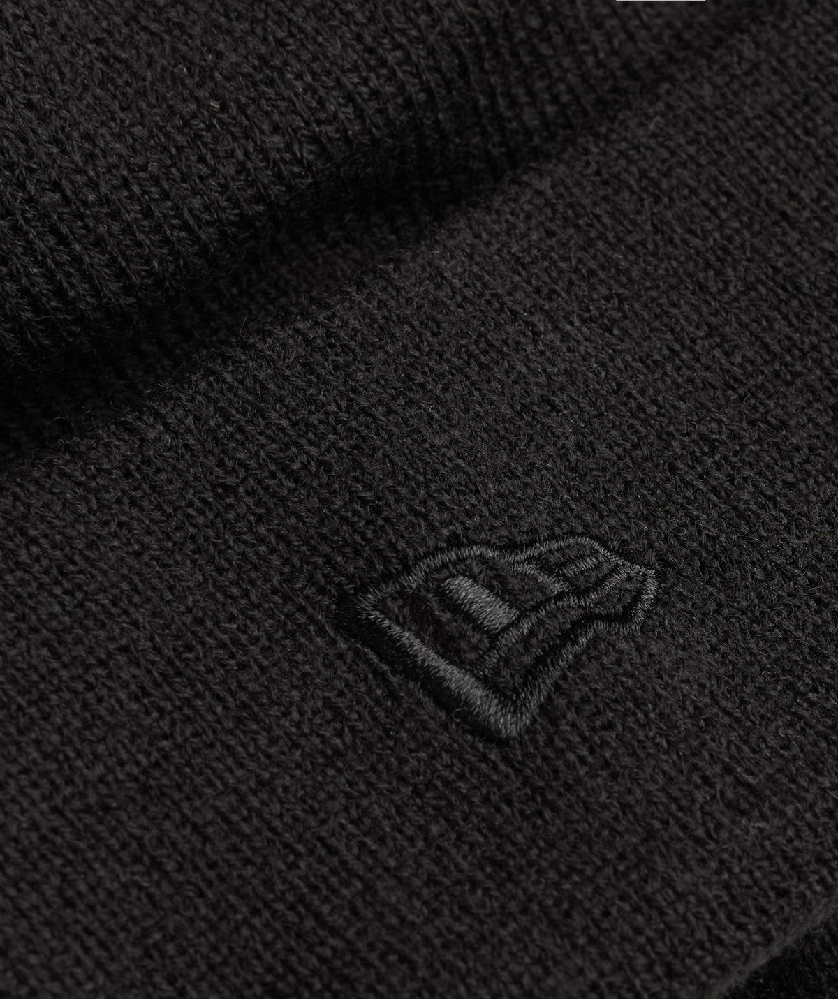 gymshark-new-era-sharkhead-cuff-knit-black-aw21