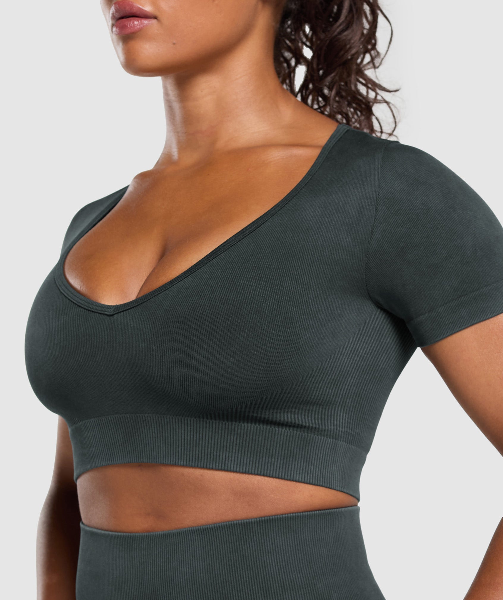 gymshark-gains-seamless-washed-crop-top-black-ss25