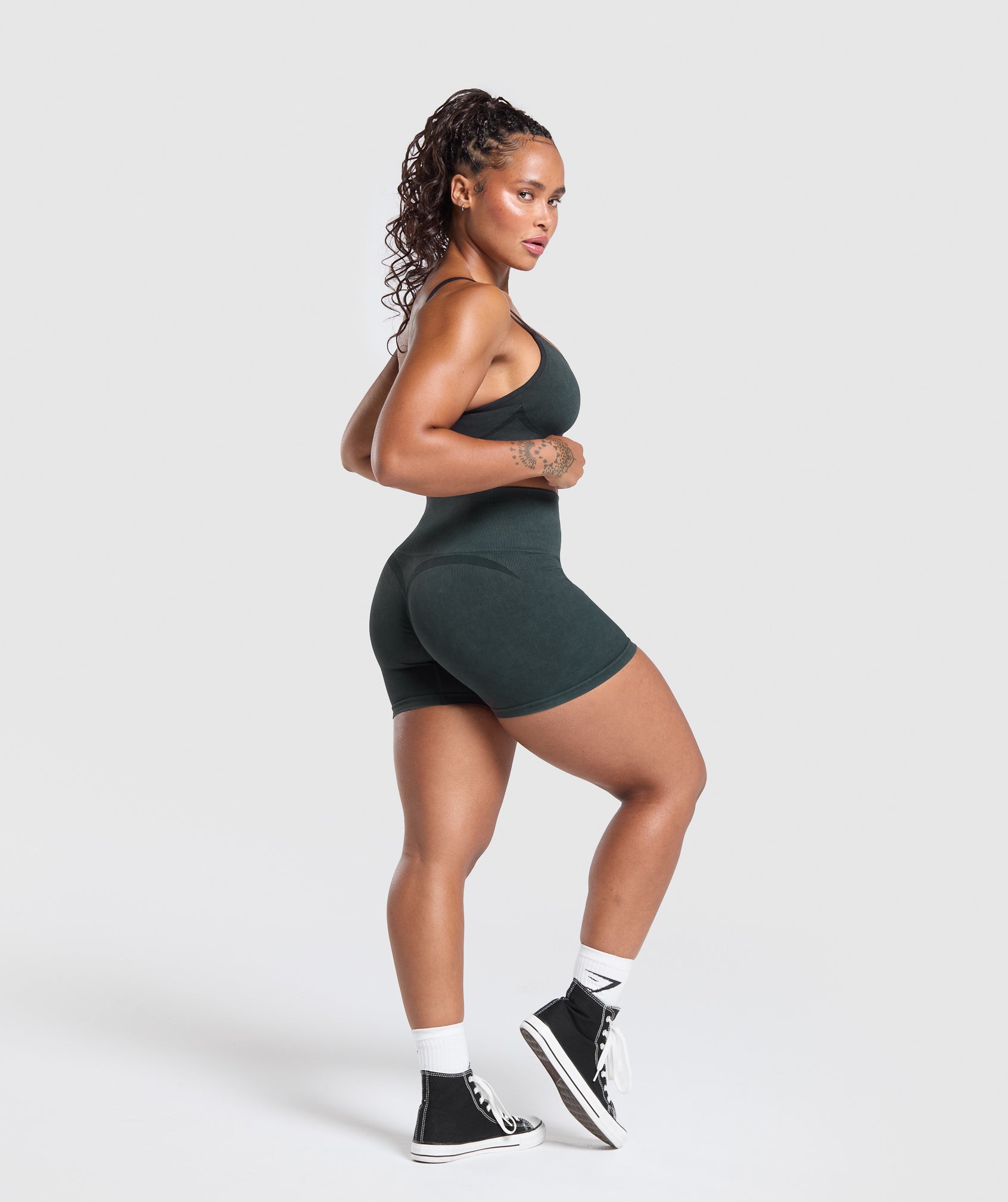 gymshark-gains-seamless-washed-shorts-black-ss25