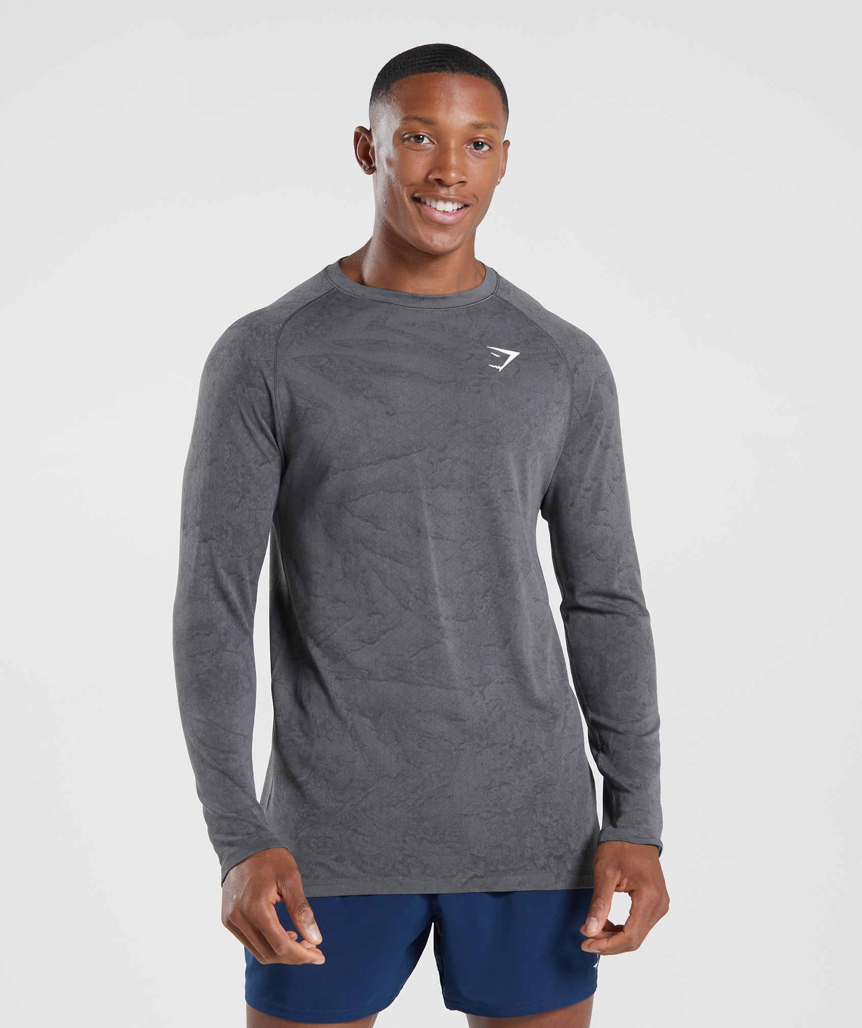 gymshark-geo-seamless-long-sleeve-t-shirt-charcoal-grey-black-ss22