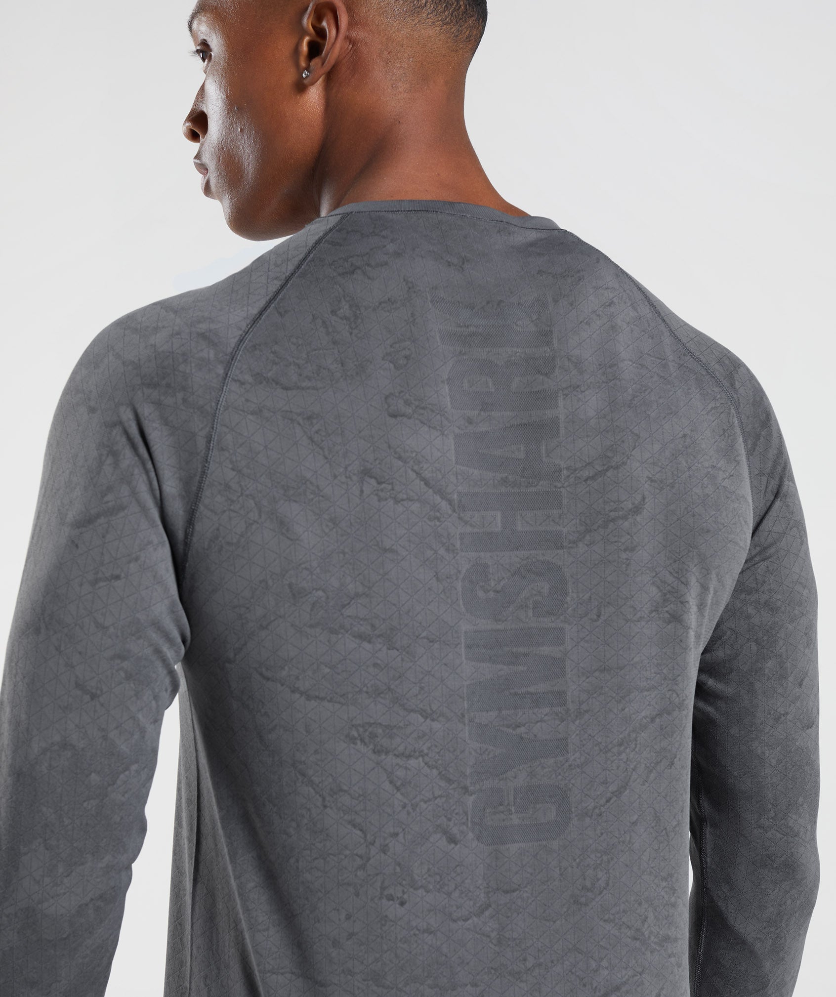 gymshark-geo-seamless-long-sleeve-t-shirt-charcoal-grey-black-ss22