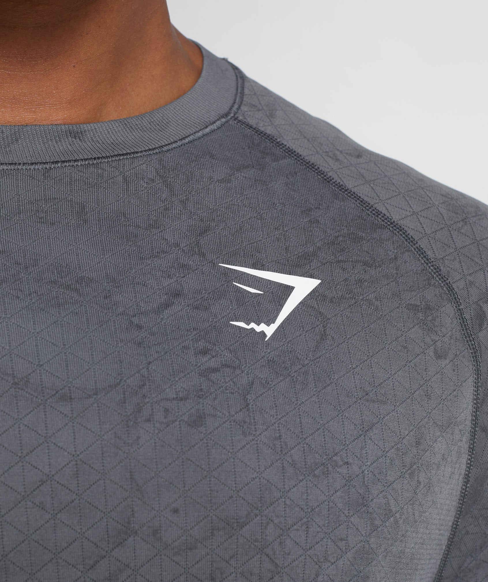gymshark-geo-seamless-long-sleeve-t-shirt-charcoal-grey-black-ss22