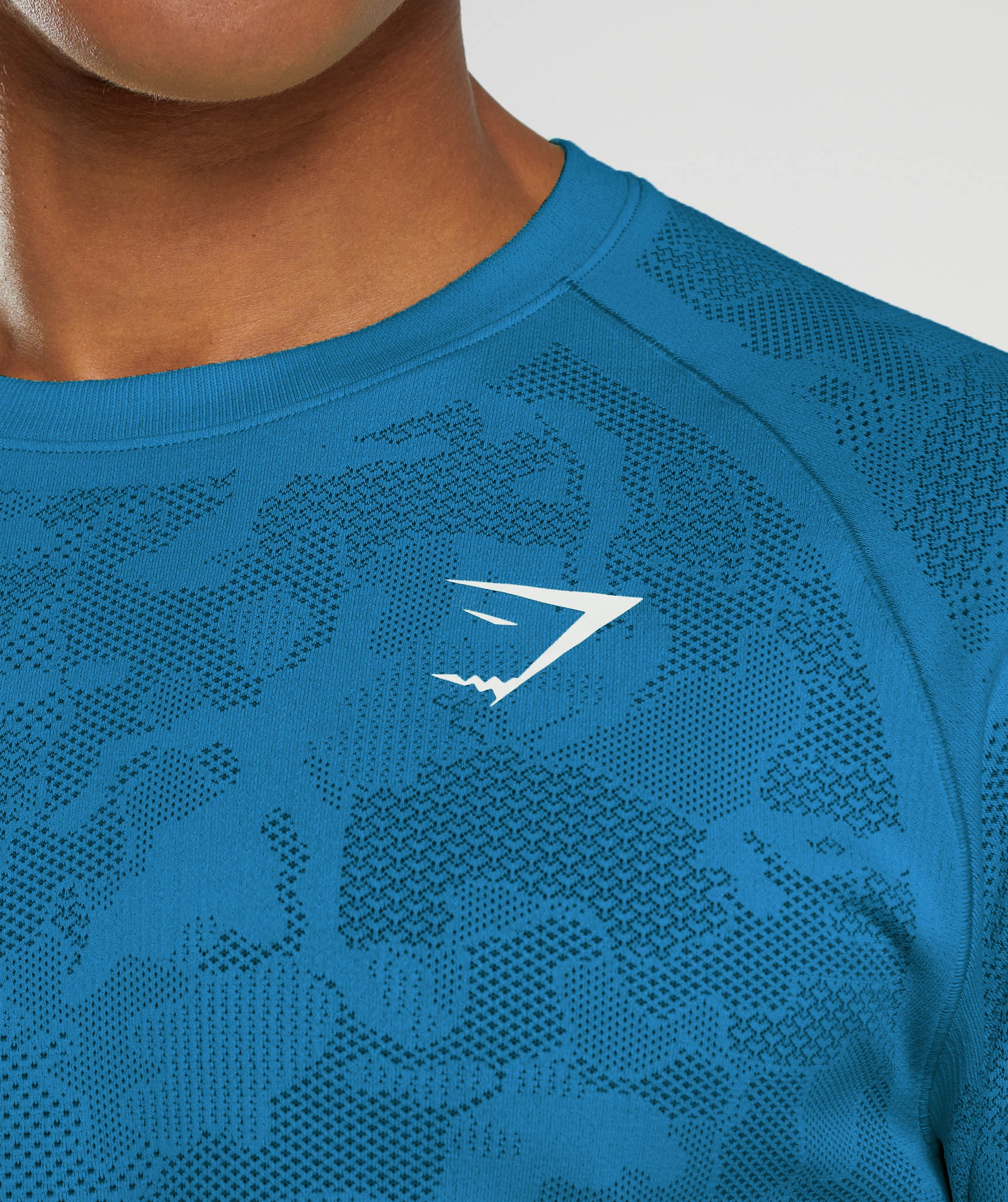 gymshark-geo-seamless-long-sleeve-t-shirt-atlantic-blue-shark-blue-aw22