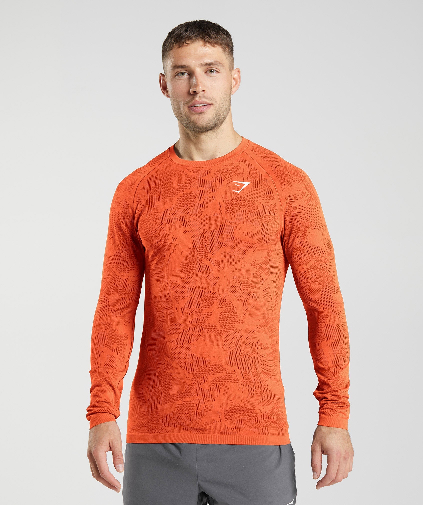 gymshark-geo-seamless-long-sleeve-t-shirt-pepper-red-salsa-red-aw22