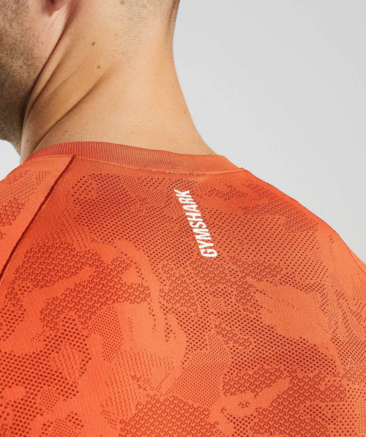 gymshark-geo-seamless-long-sleeve-t-shirt-pepper-red-salsa-red-aw22