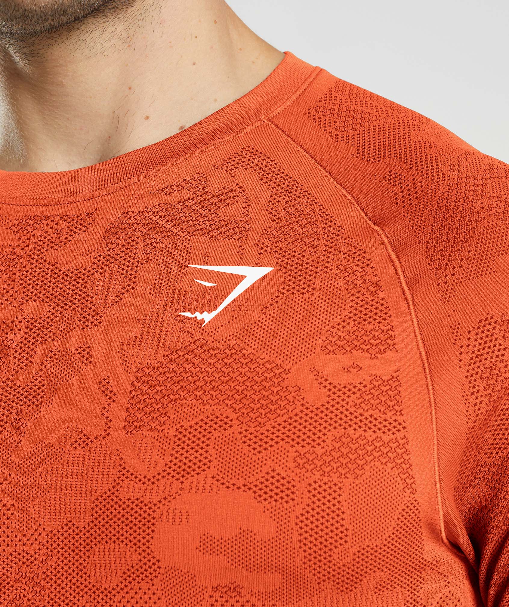 gymshark-geo-seamless-long-sleeve-t-shirt-pepper-red-salsa-red-aw22