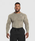 gymshark-geo-seamless-long-sleeve-t-shirt-linen-brown-camo-brown-aw24