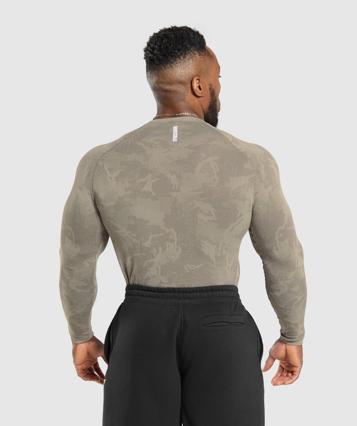 gymshark-geo-seamless-long-sleeve-t-shirt-linen-brown-camo-brown-aw24