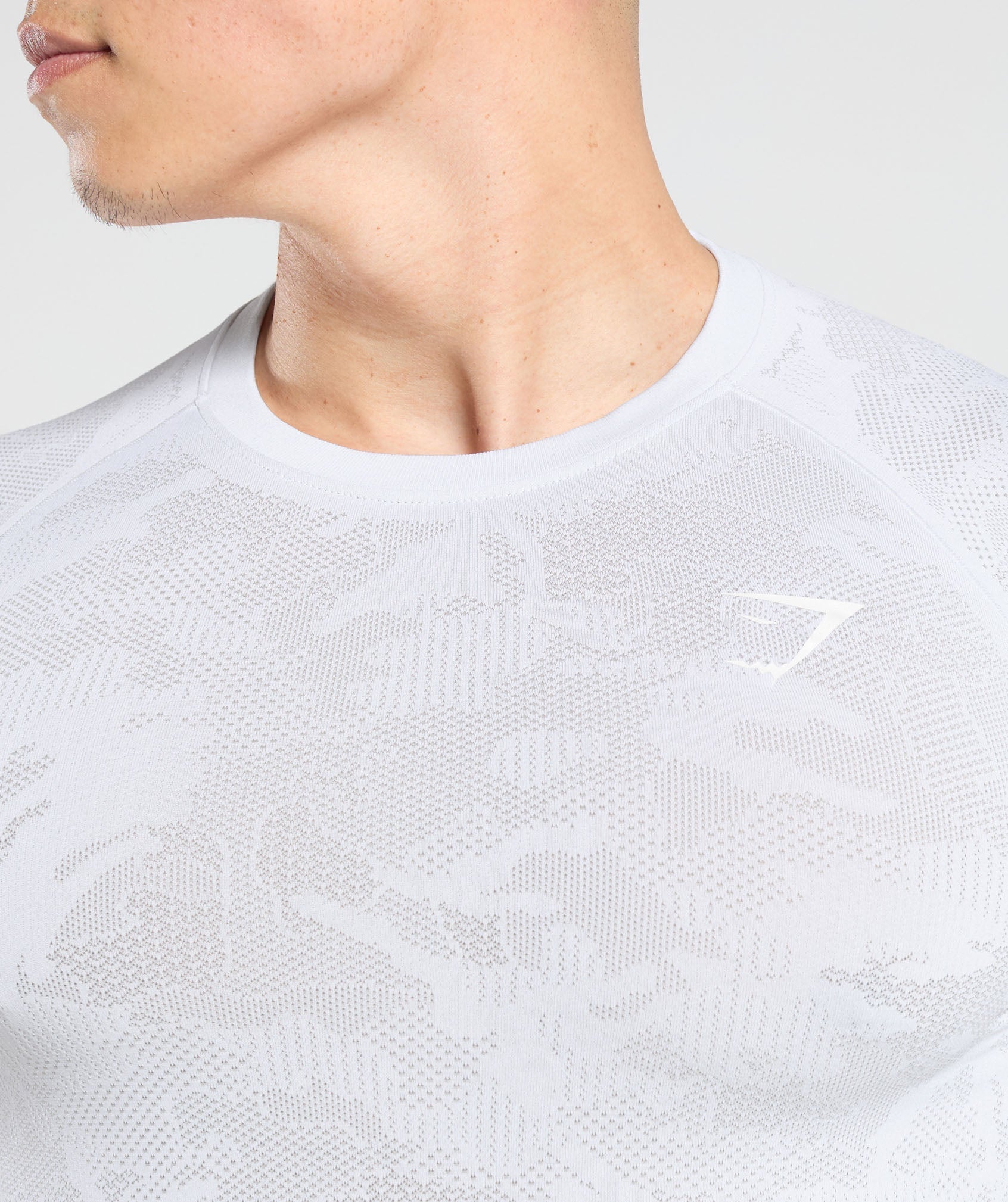 gymshark-geo-seamless-long-sleeve-t-shirt-white-light-grey-ss23