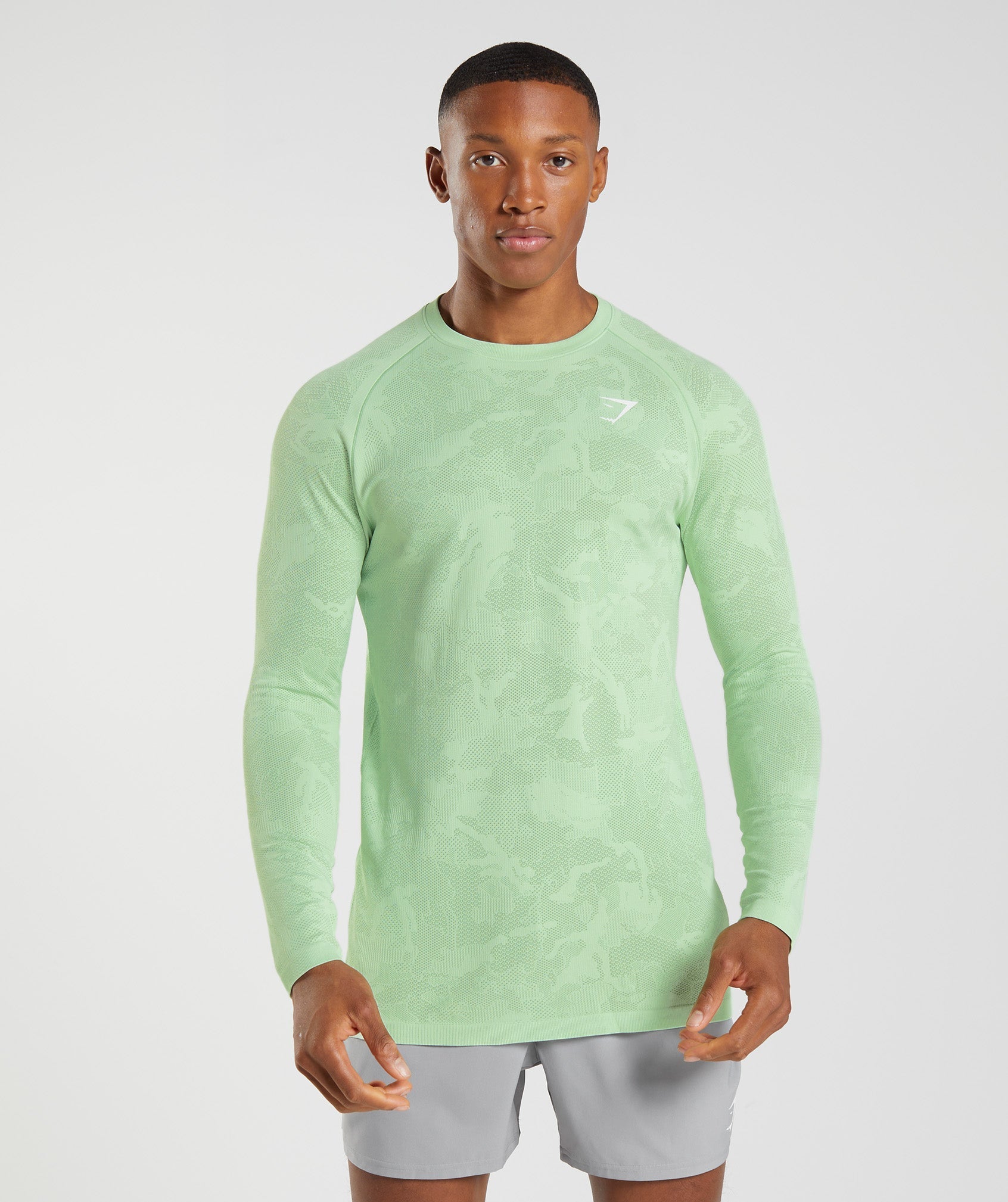 gymshark-geo-seamless-long-sleeve-t-shirt-aloe-green-tea-green-aw22