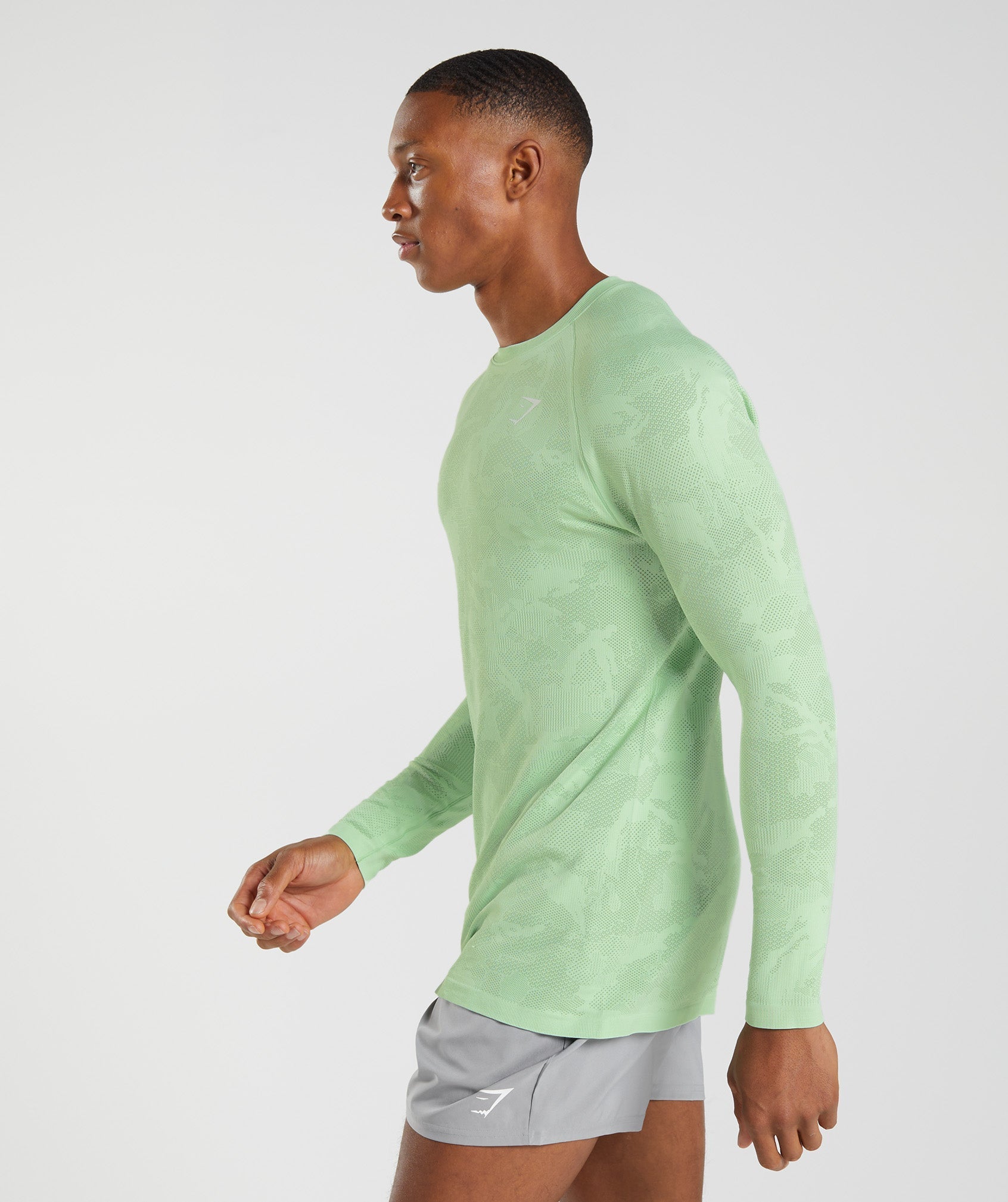 gymshark-geo-seamless-long-sleeve-t-shirt-aloe-green-tea-green-aw22