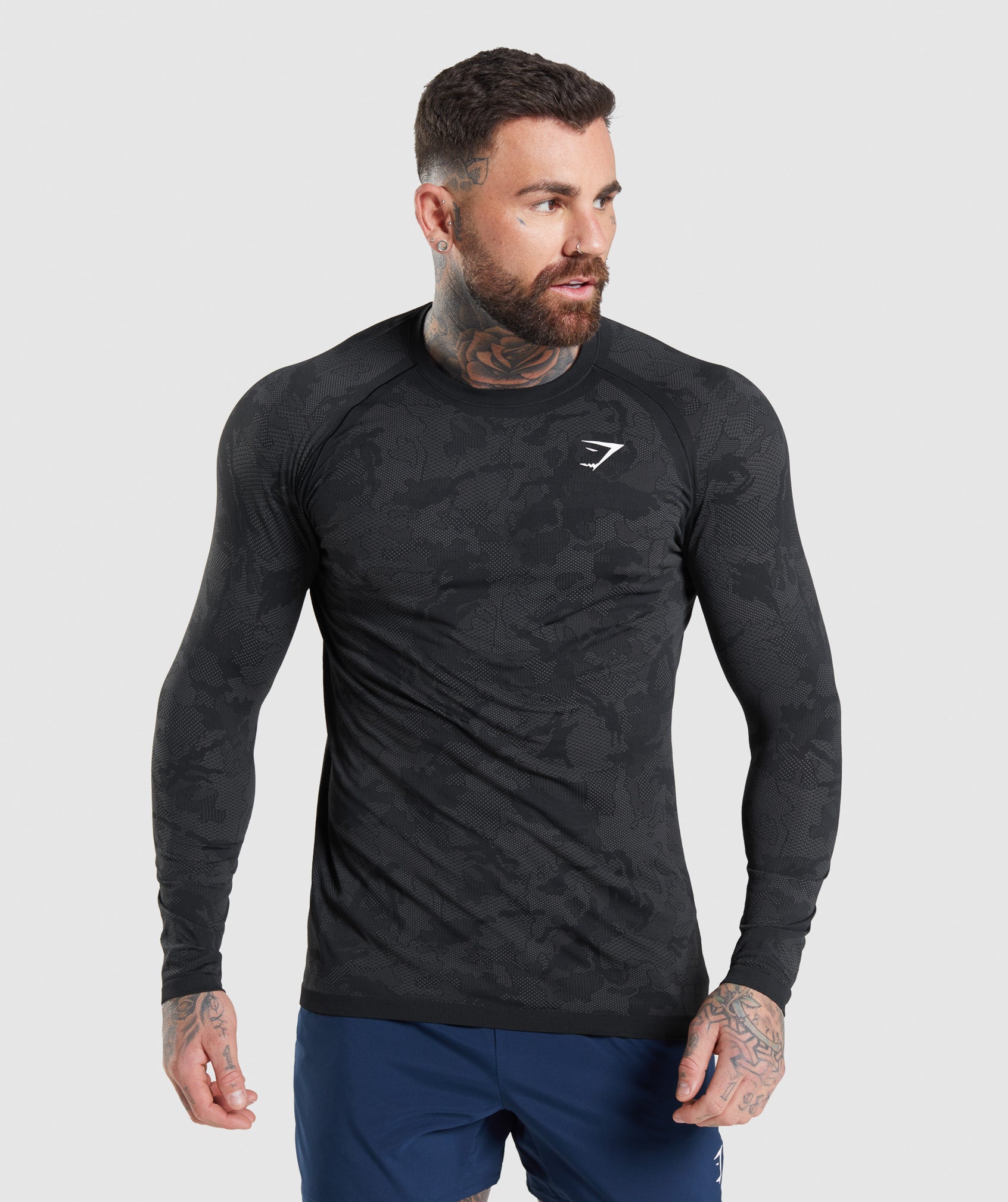 gymshark-geo-seamless-long-sleeve-t-shirt-black-charcoal-grey-ss22