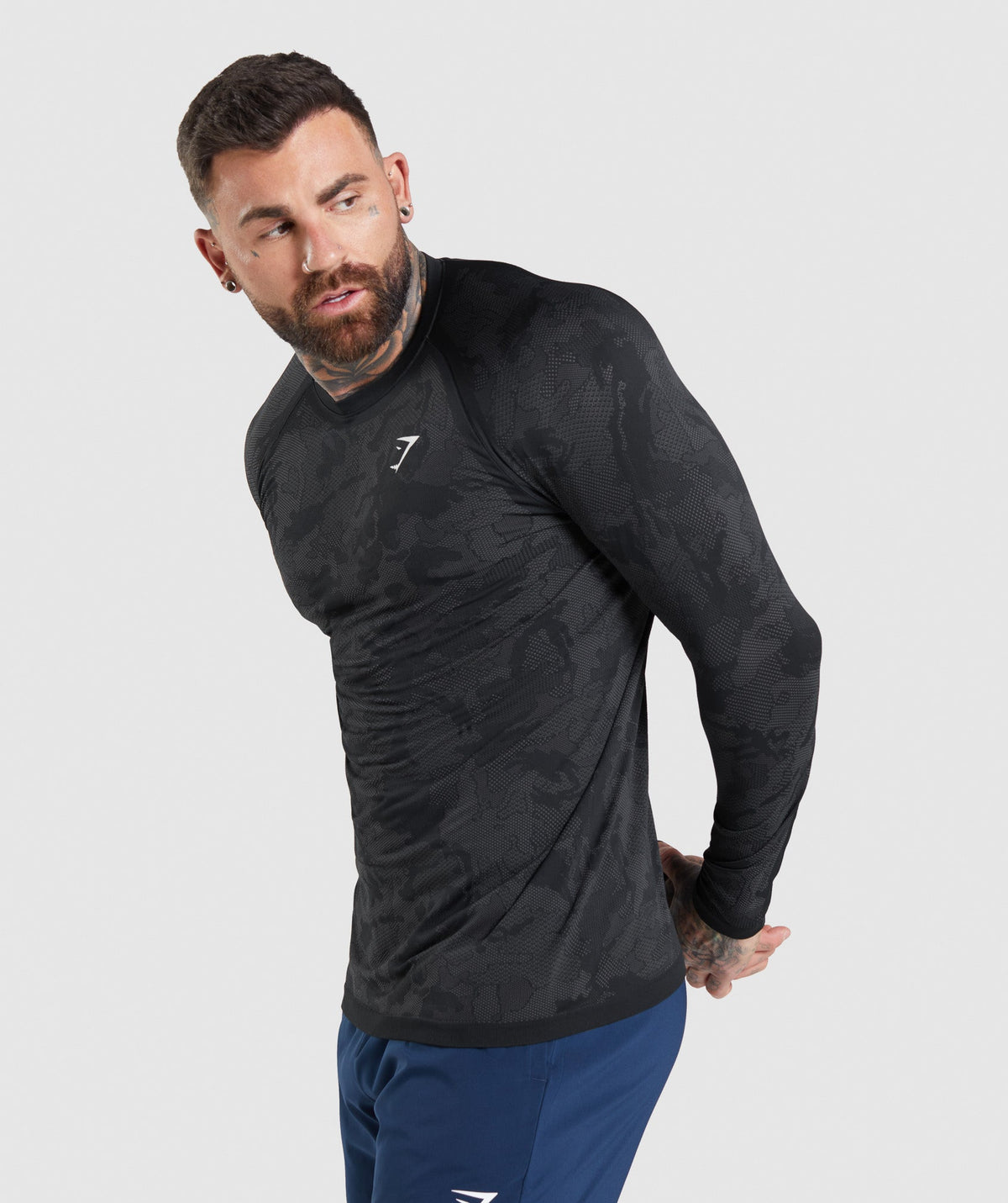 gymshark-geo-seamless-long-sleeve-t-shirt-black-charcoal-grey-ss22