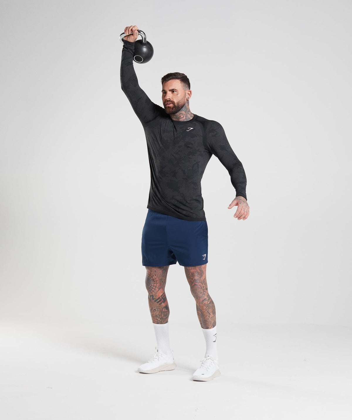 gymshark-geo-seamless-long-sleeve-t-shirt-black-charcoal-grey-ss22