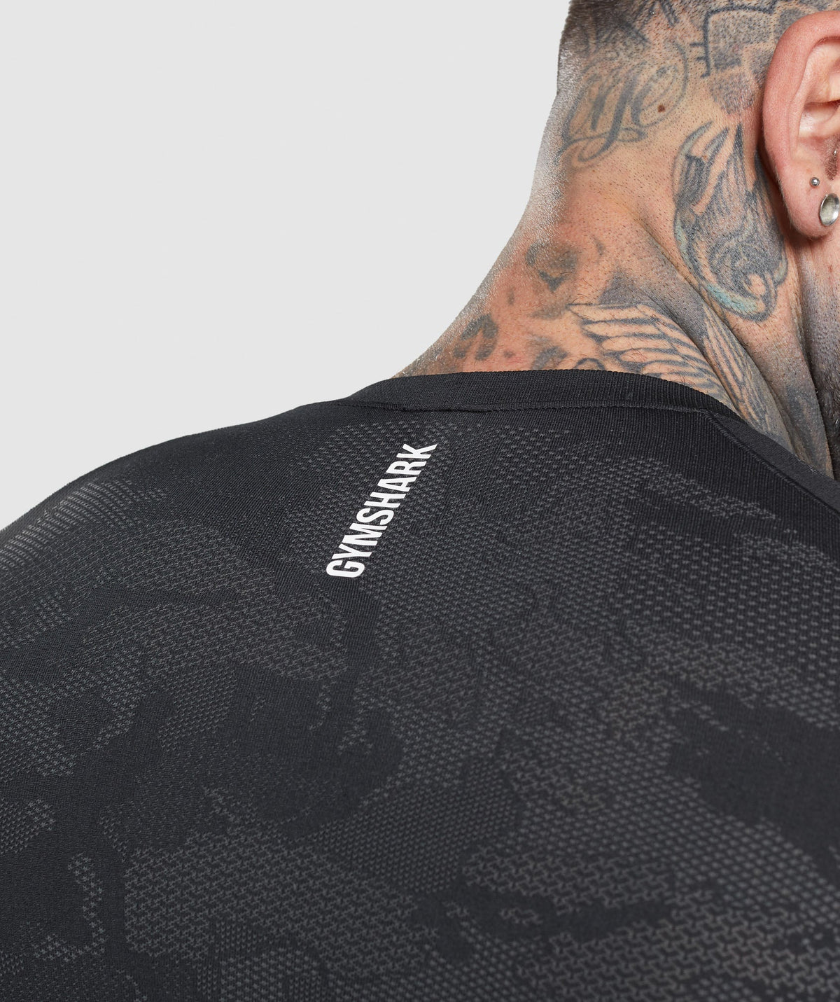 gymshark-geo-seamless-long-sleeve-t-shirt-black-charcoal-grey-ss22