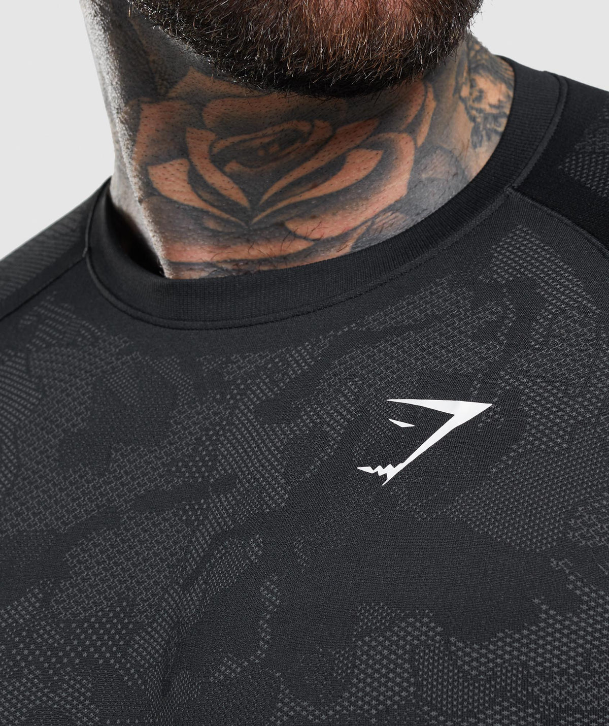 gymshark-geo-seamless-long-sleeve-t-shirt-black-charcoal-grey-ss22