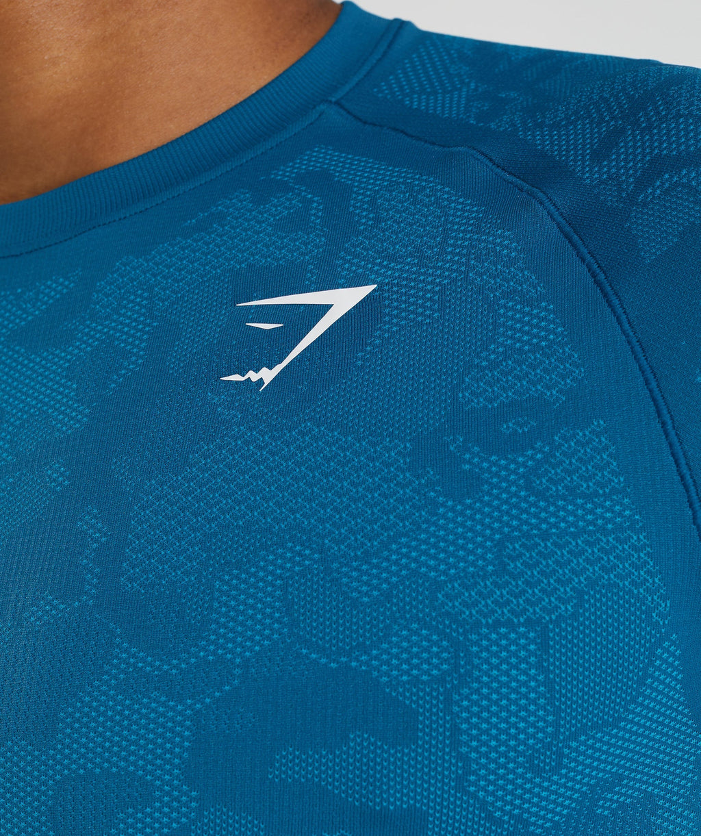 gymshark-geo-seamless-t-shirt-atlantic-blue-shark-blue-aw22