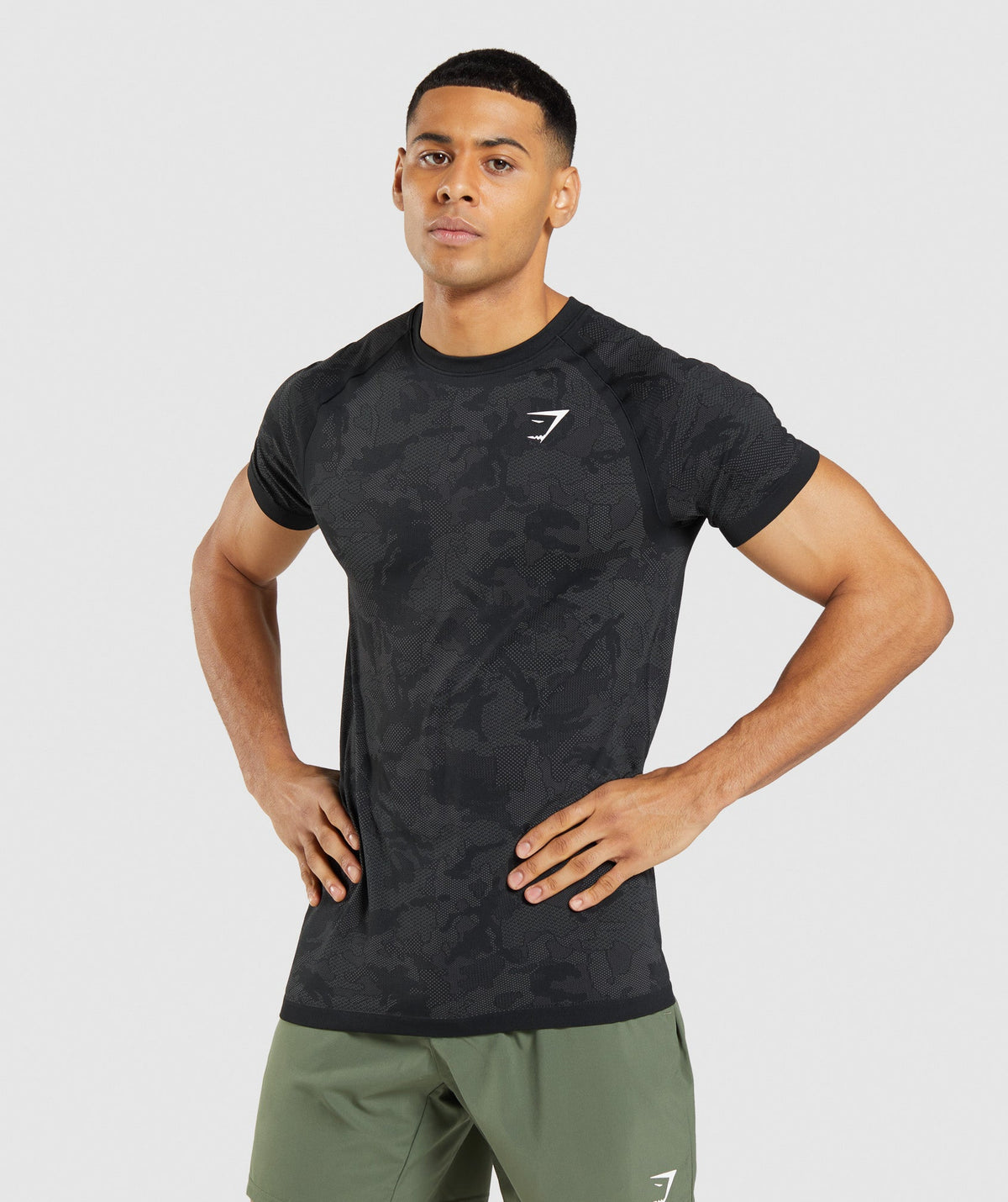 gymshark-geo-seamless-t-shirt-black-charcoal-grey-ss22