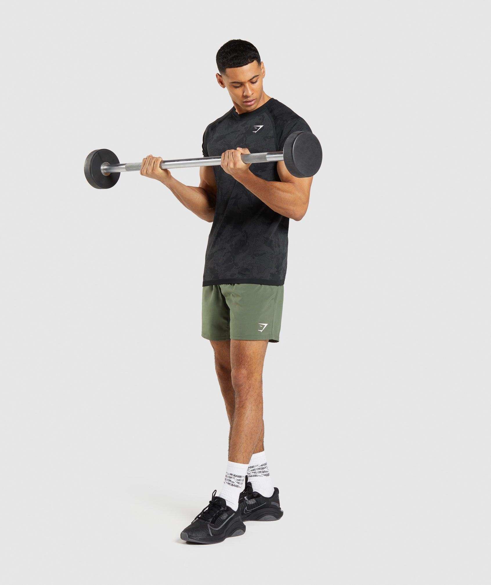 gymshark-geo-seamless-t-shirt-black-charcoal-grey-ss22