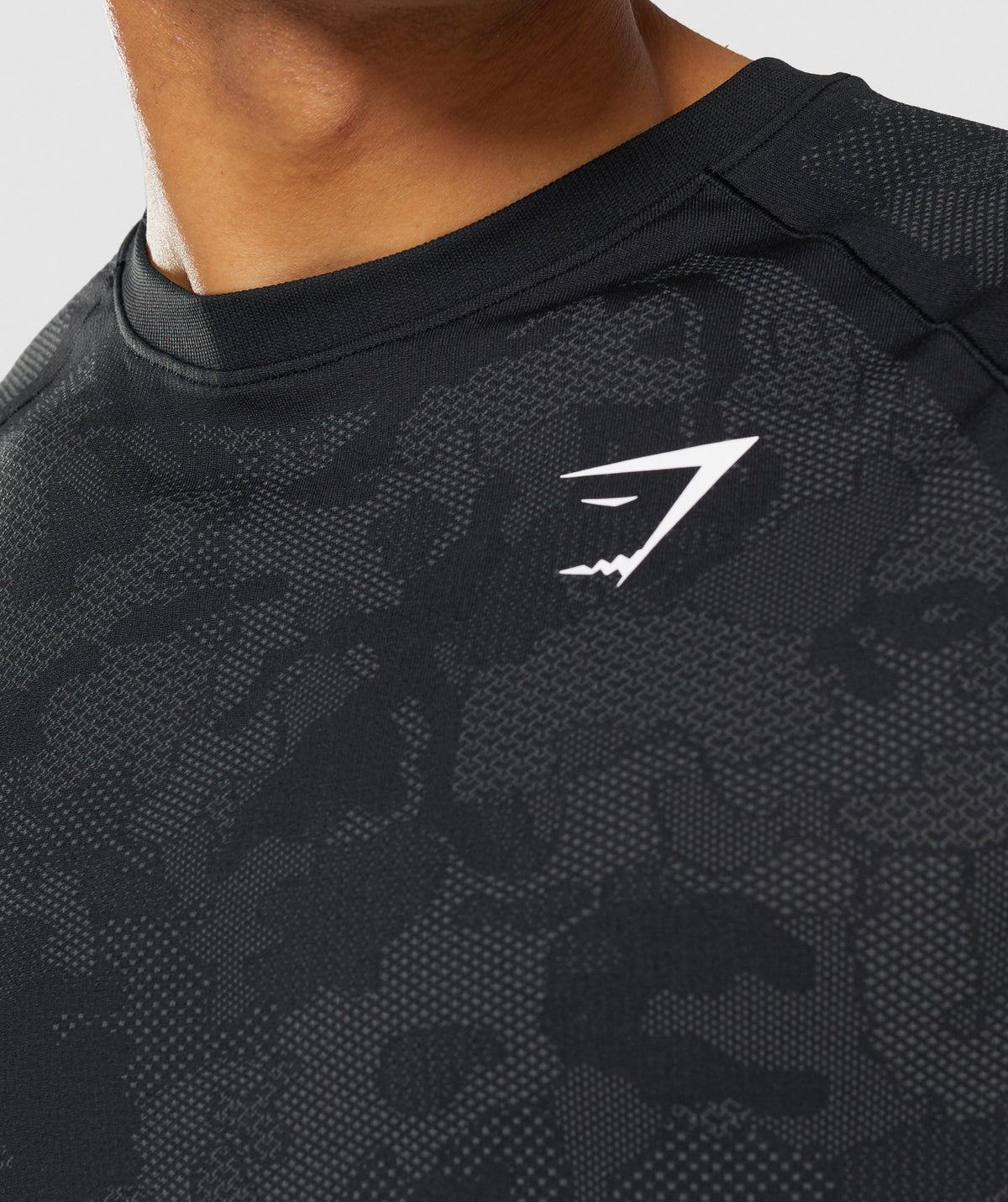 gymshark-geo-seamless-t-shirt-black-charcoal-grey-ss22