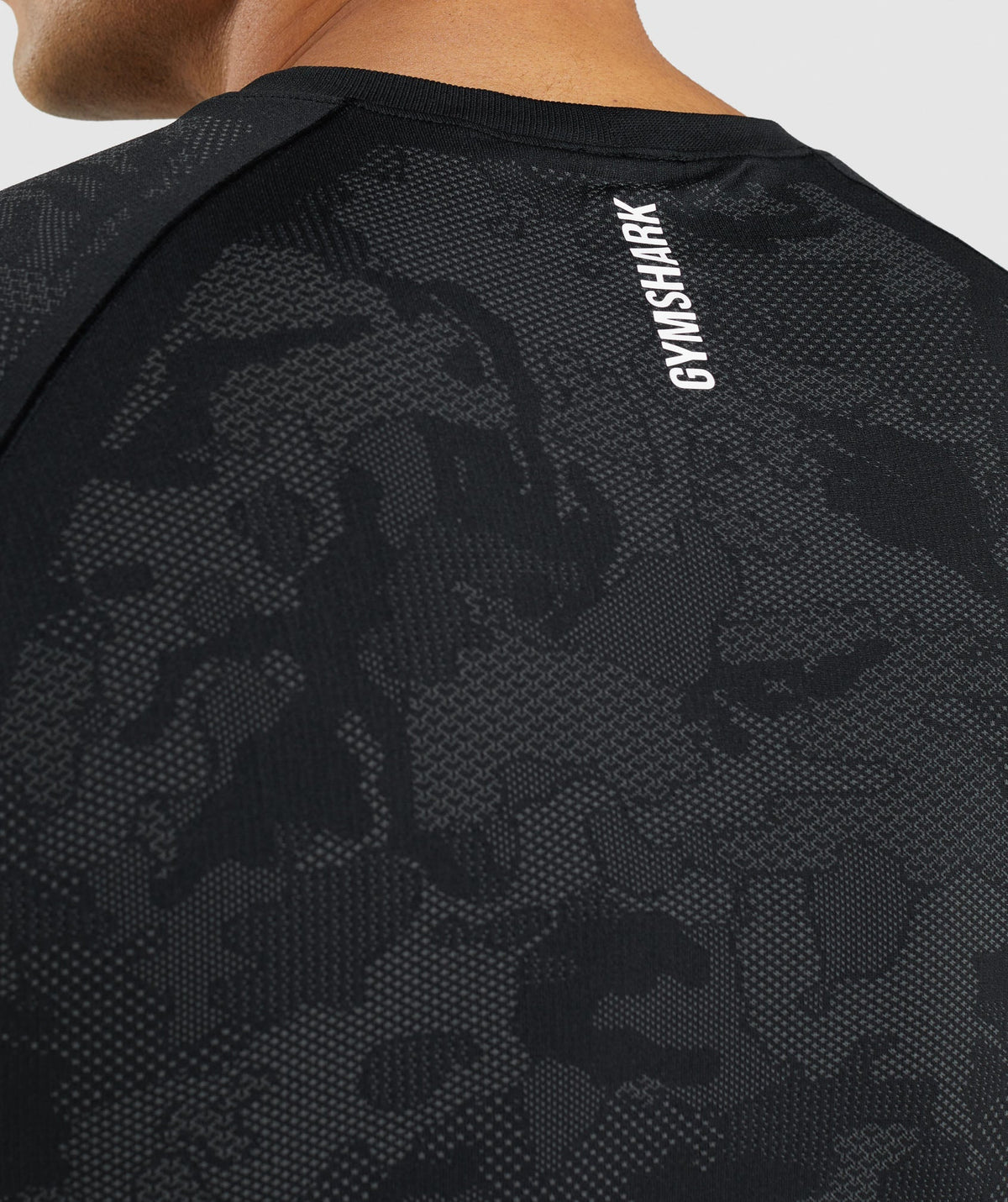 gymshark-geo-seamless-t-shirt-black-charcoal-grey-ss22