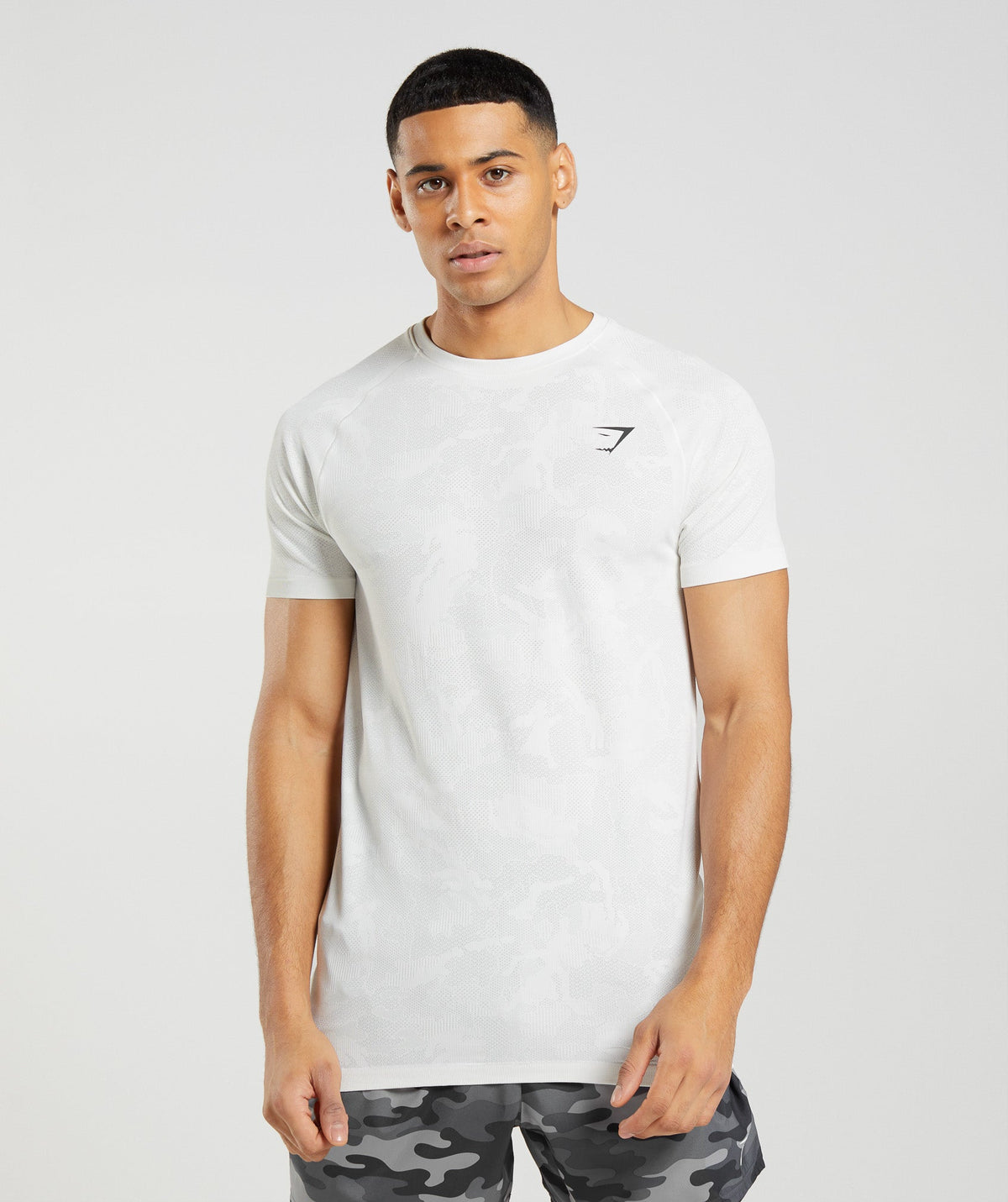 gymshark-geo-seamless-t-shirt-white-light-grey-ss22