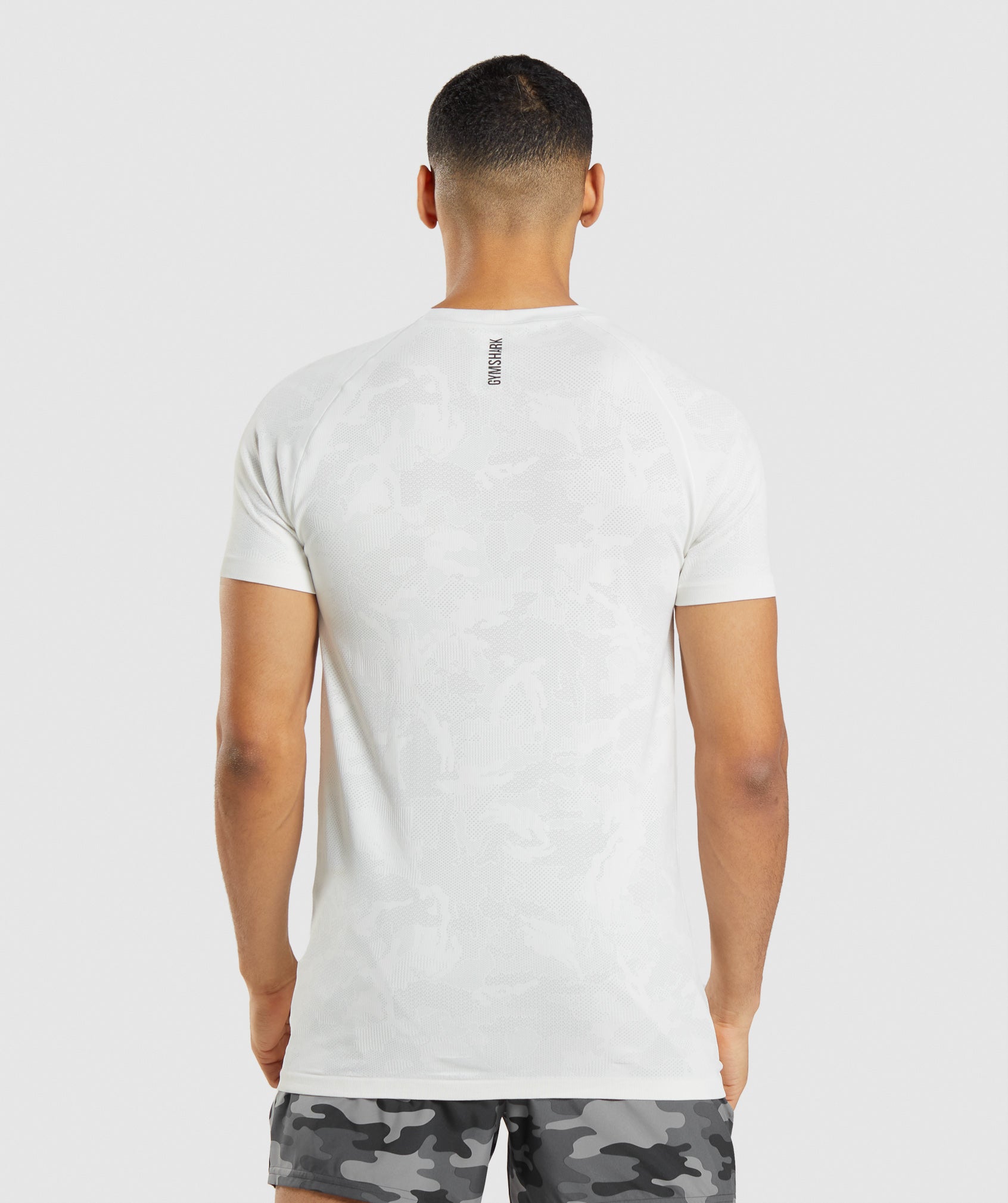 gymshark-geo-seamless-t-shirt-white-light-grey-ss22