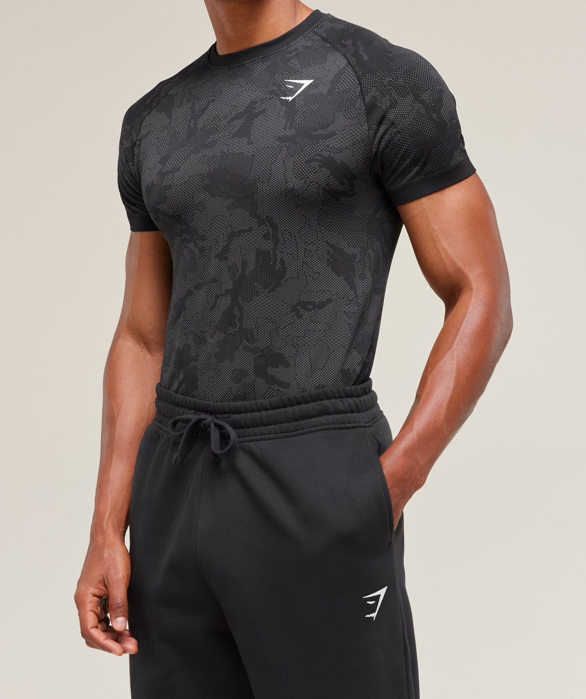 gymshark-geo-seamless-t-shirt-black-charcoal-grey-ss23