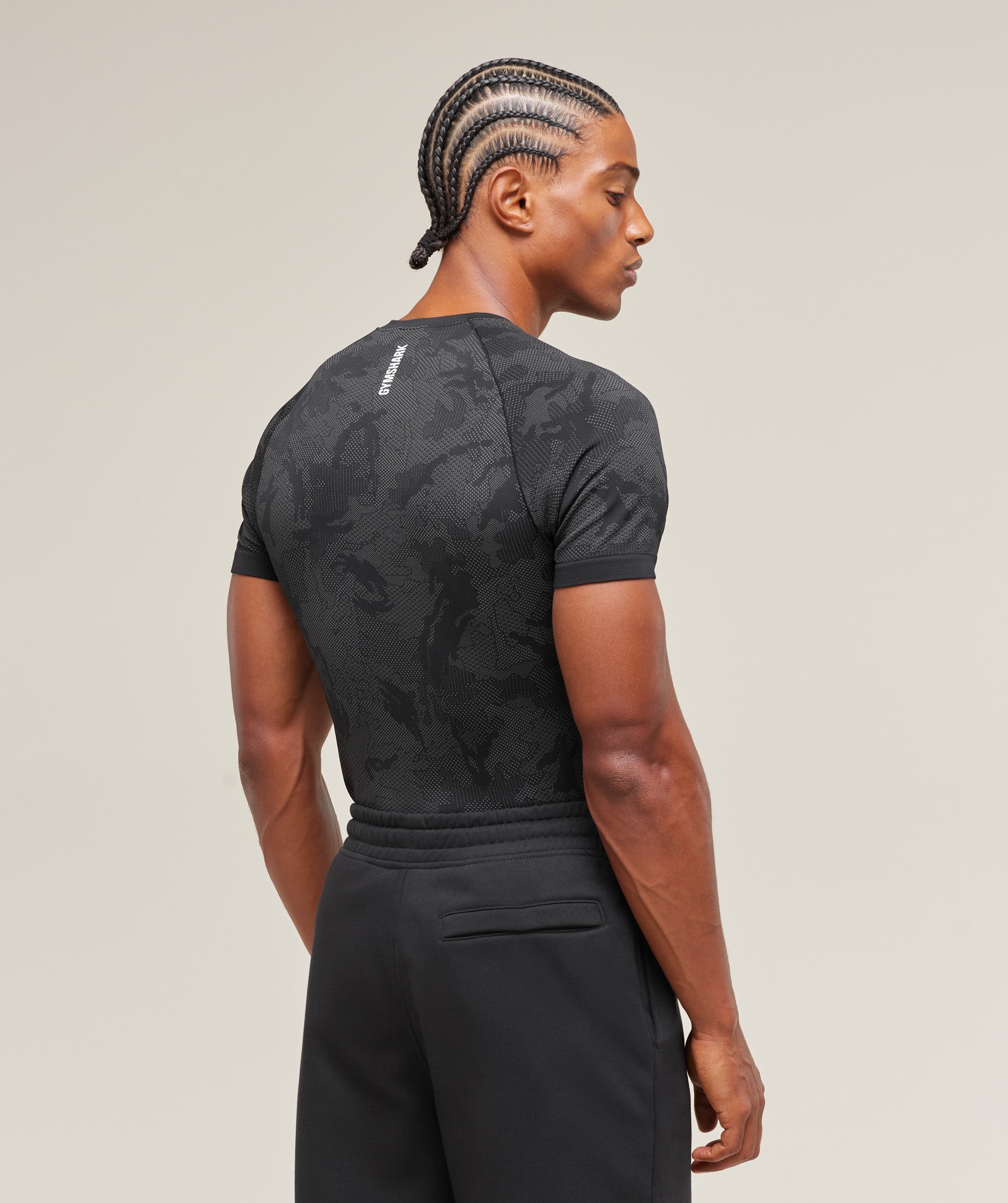 gymshark-geo-seamless-t-shirt-black-charcoal-grey-ss23