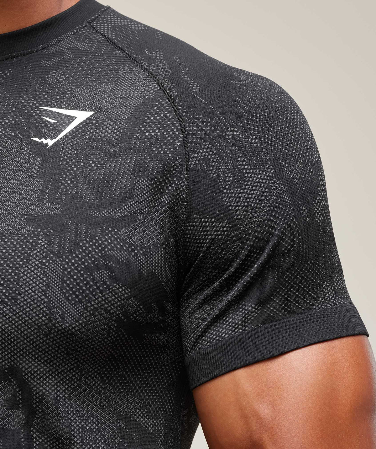 gymshark-geo-seamless-t-shirt-black-charcoal-grey-ss23