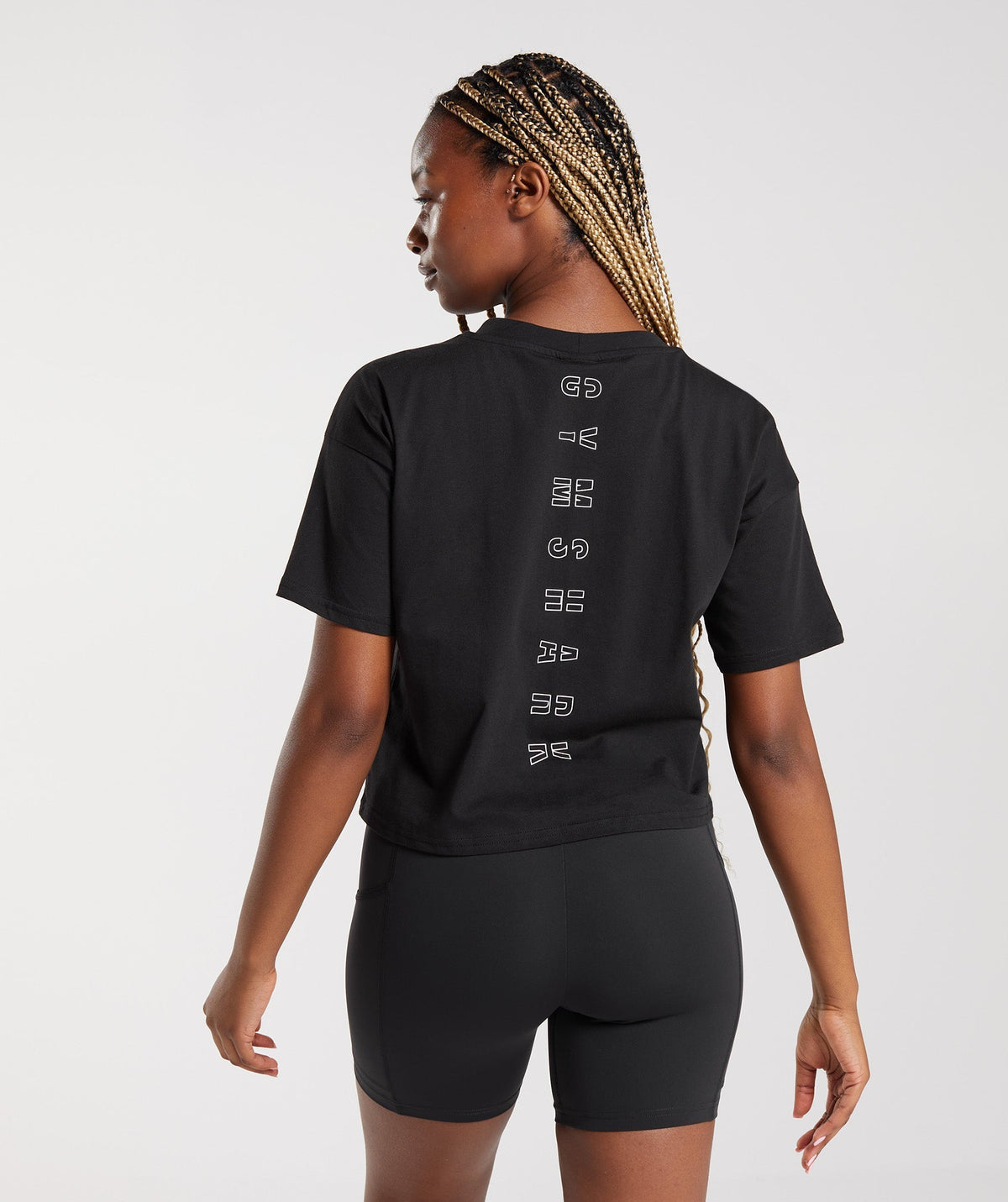 gymshark-central-graphic-midi-tee-black-ss23