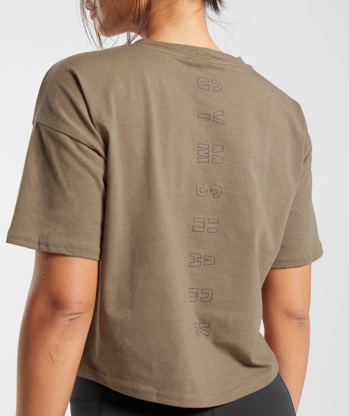 gymshark-central-graphic-midi-tee-fossil-brown-ss23