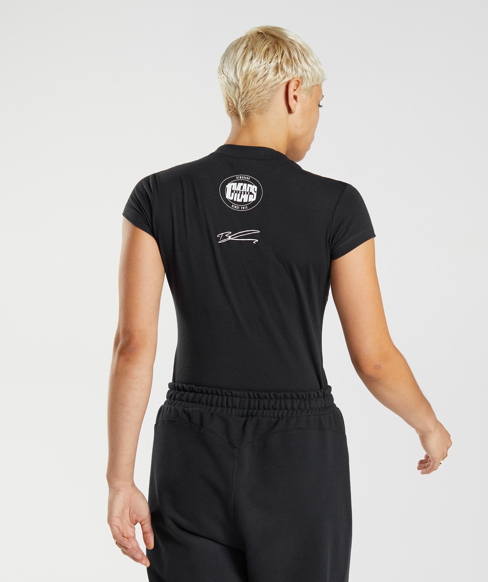 gymshark-gs10-year-body-fit-t-shirt-black-aw22